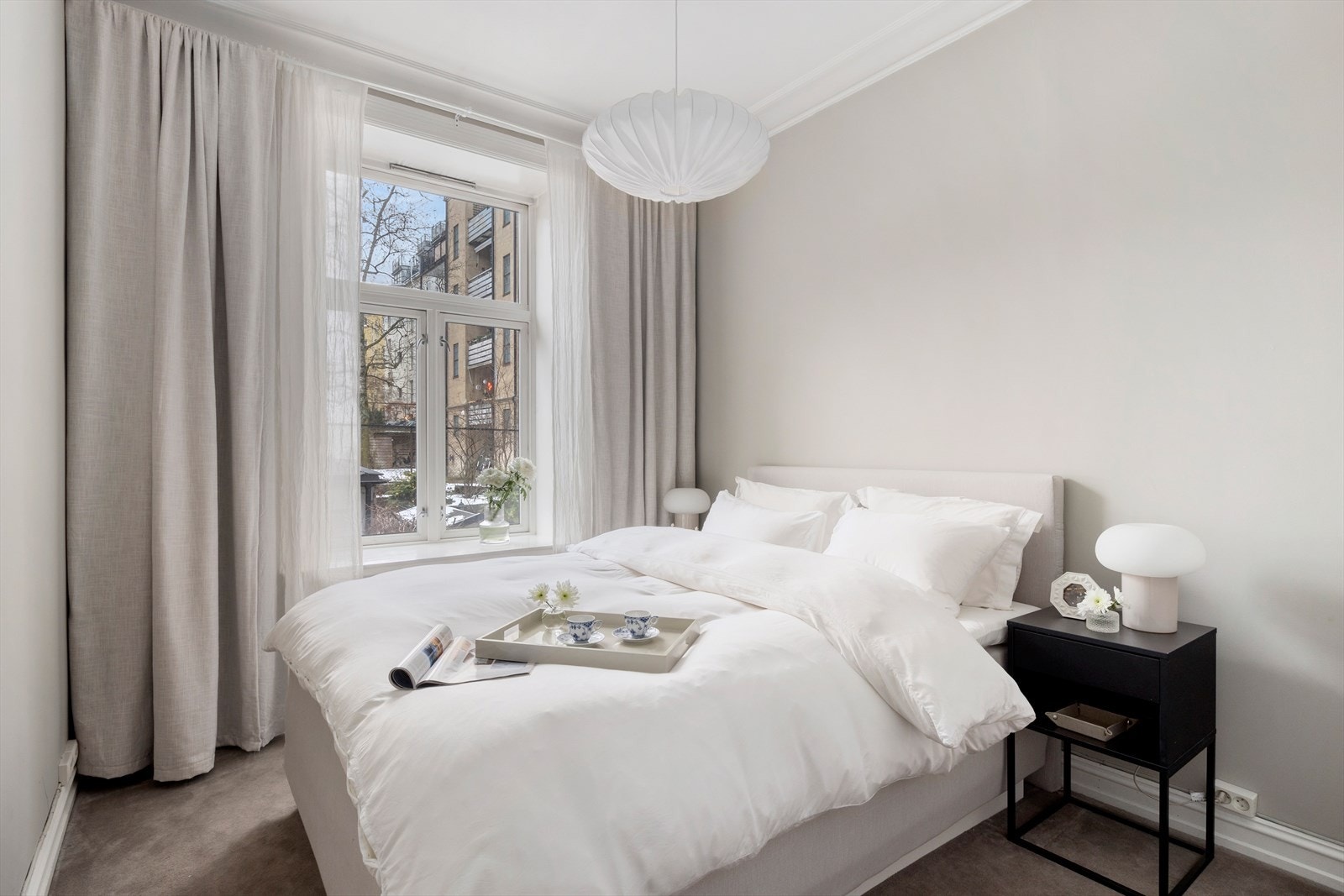 Hovedsoverommet er av god størrelse med god plass til dobbeltseng med tilhørende soveromsmøblement. Galleribilde