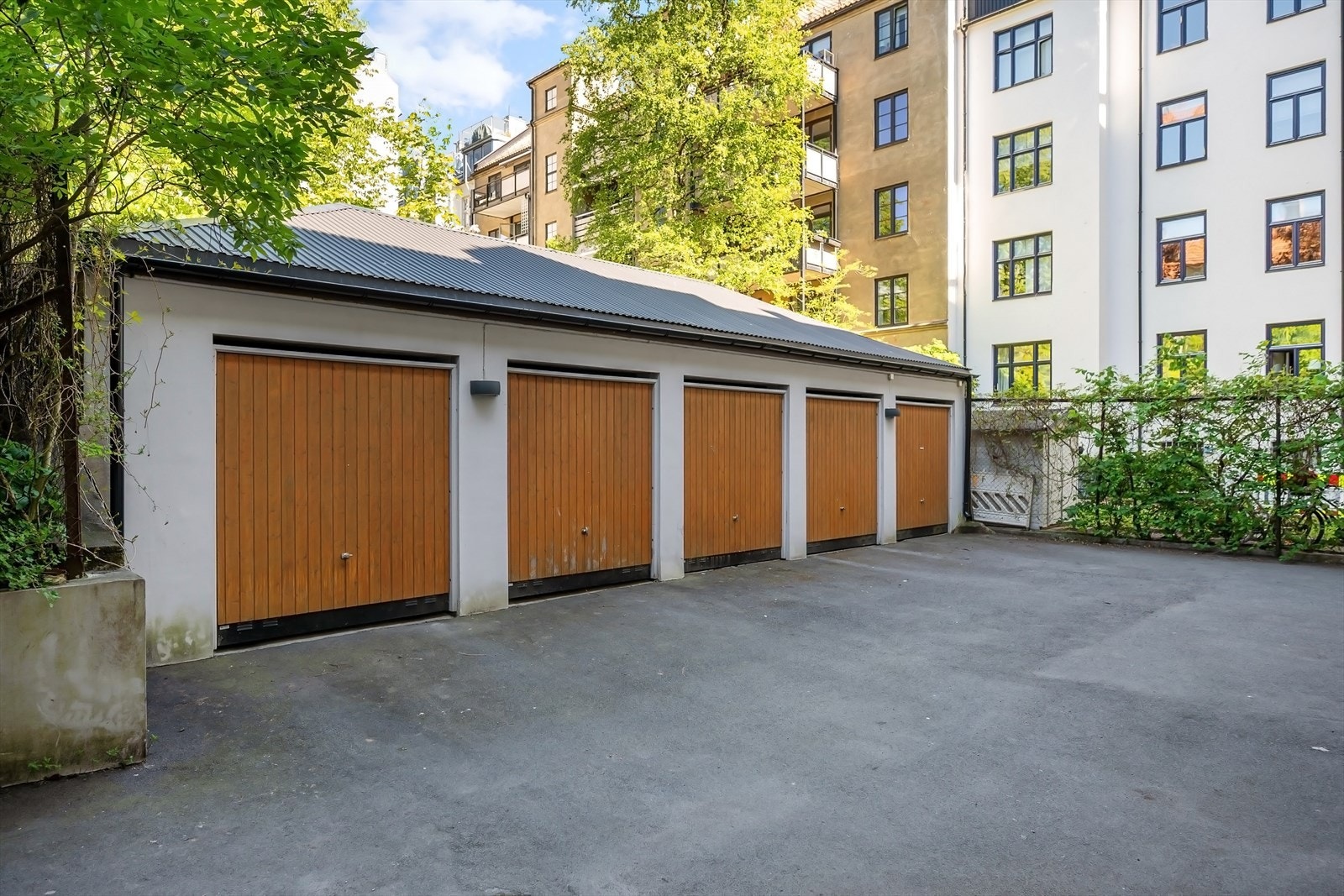 Leiligheten eier en garasjeplass i bakgården. Galleribilde