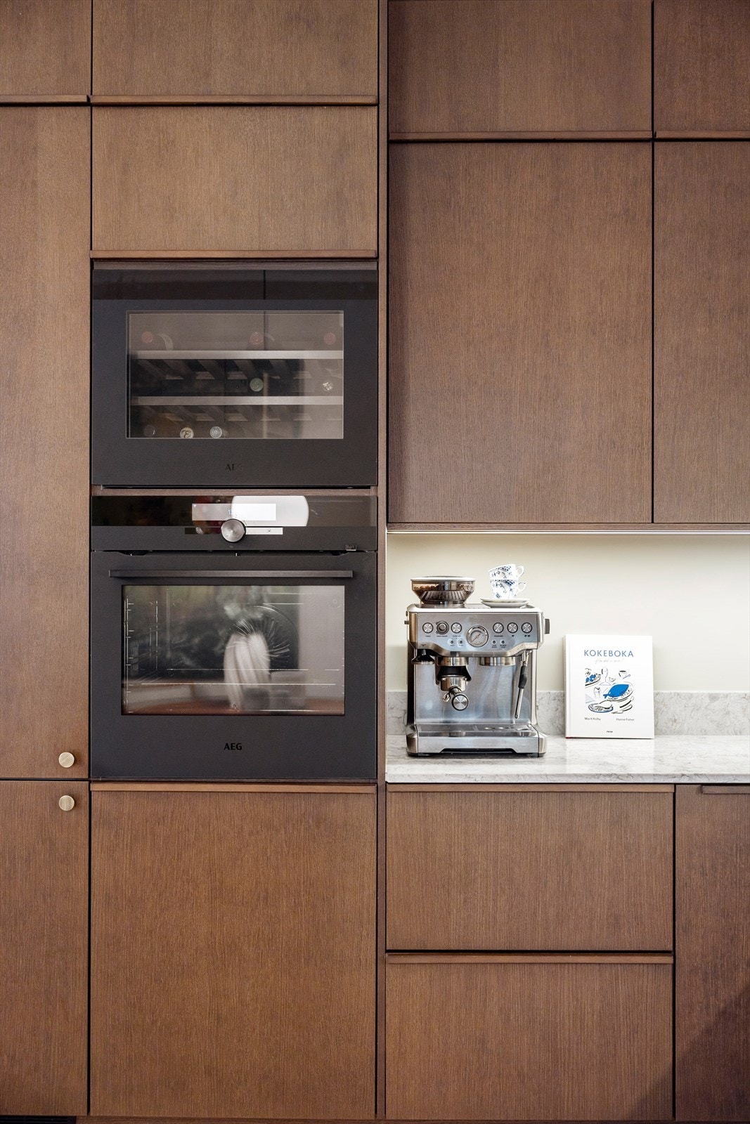 Vinskap er også integrert i kjøkkeninnredningen. Galleribilde