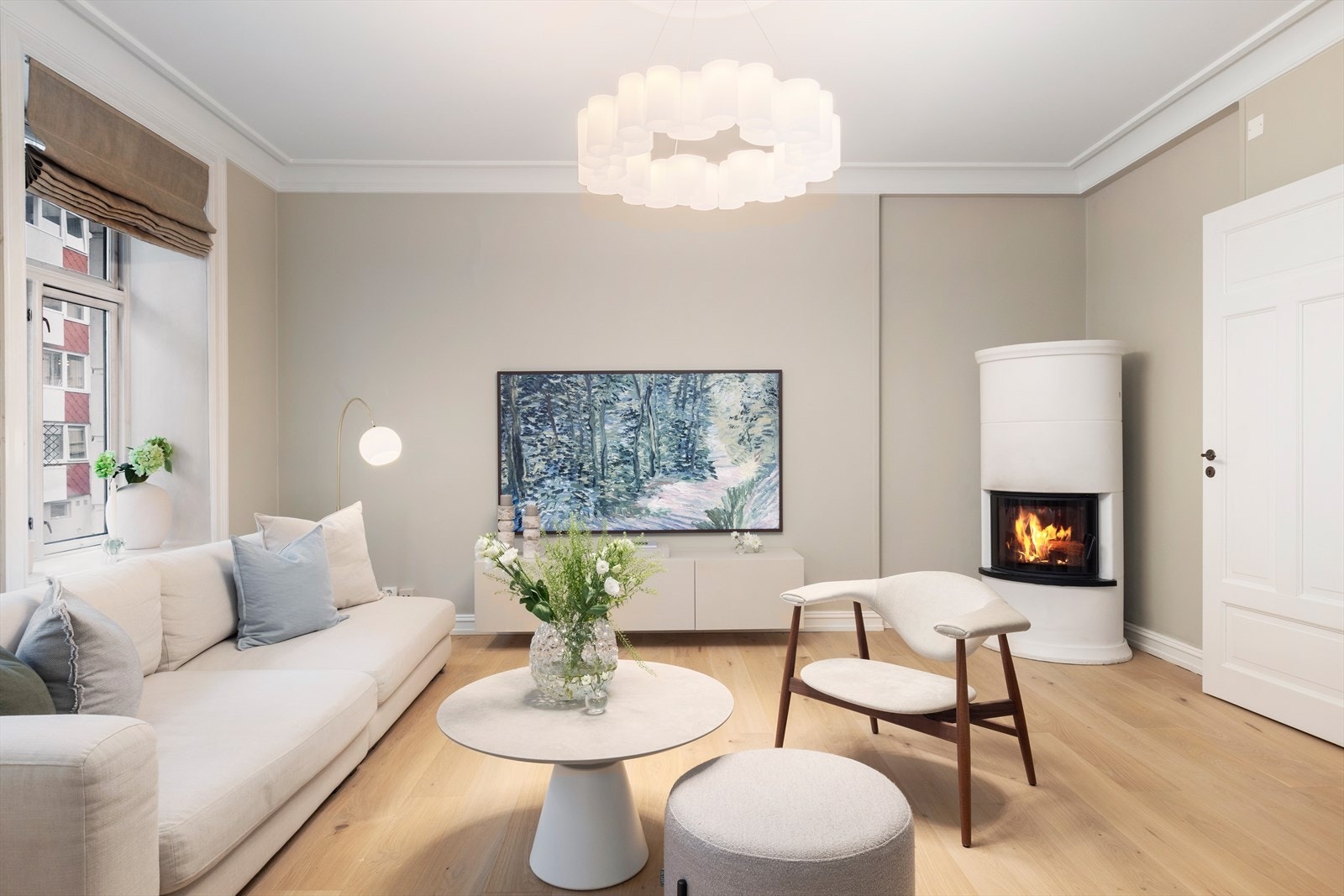 Stuen kan enkelt møbleres med sofagruppe. TV og tilhørende mediemøblement. Galleribilde