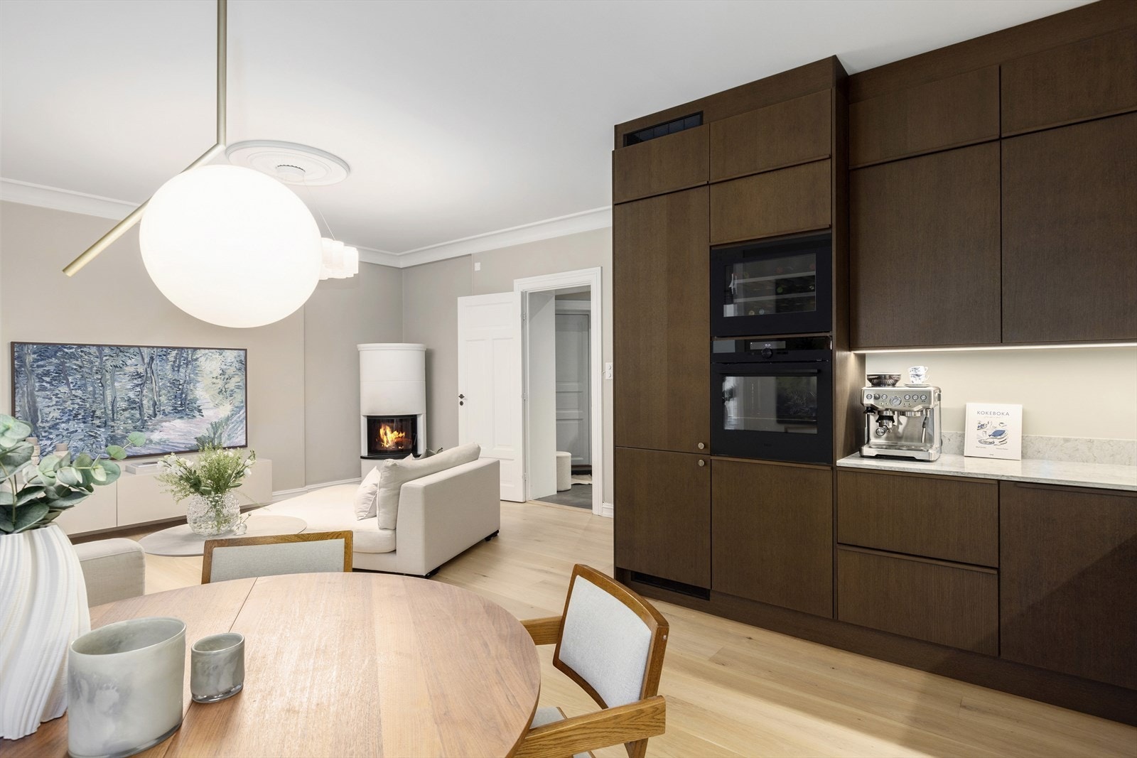 Hvitevarer som platetopp, stekeovn, oppvaskmaskin og kjøl/frys er integrert i innredningen. Galleribilde