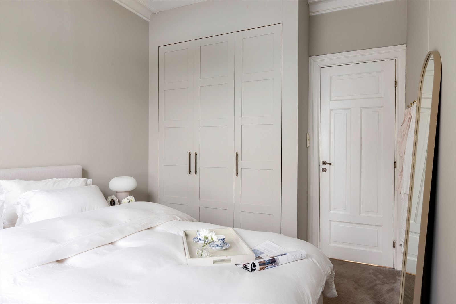 Det er gode oppbevaringsmuligheter med innebygde skap på soverommet. Galleribilde