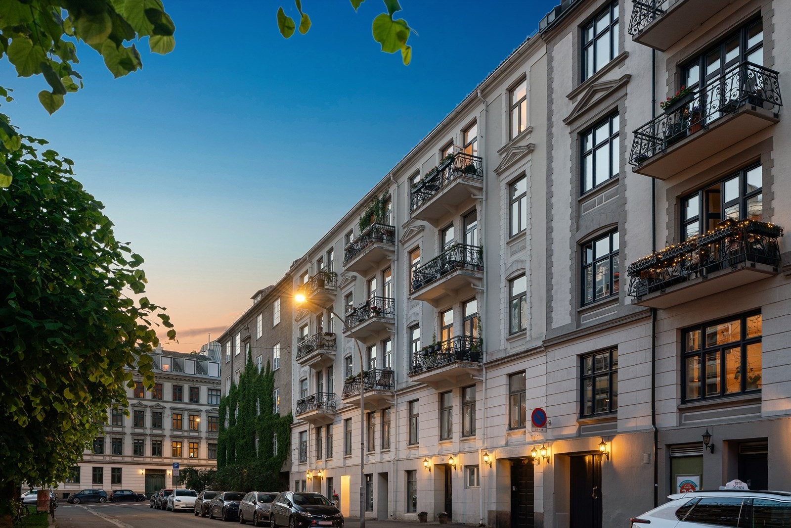 Leiligheten har en svært attraktiv plassering i et ettertraktet og etablert boligområde på Adamstuen og Bislett. Galleribilde