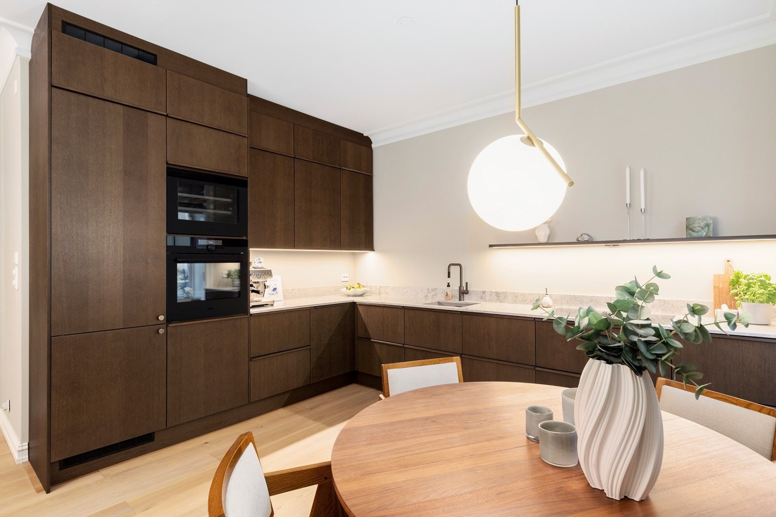 Lekker Sigdal kjøkkeninnredning fra 2024 med god skap- og benkeplass. Galleribilde