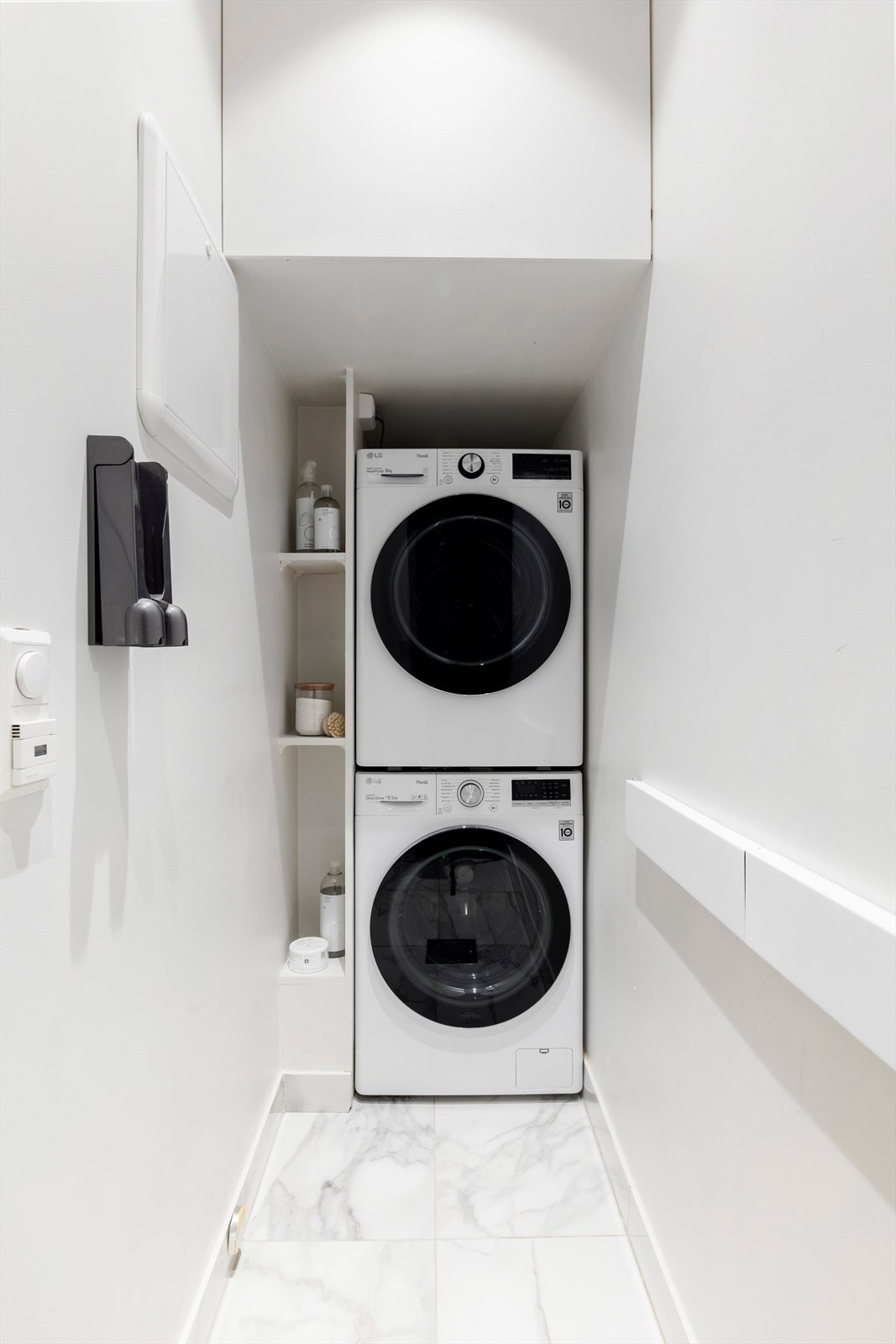 Praktisk vaskerom med opplegg for vaskemaskin og tørketrommel. Galleribilde