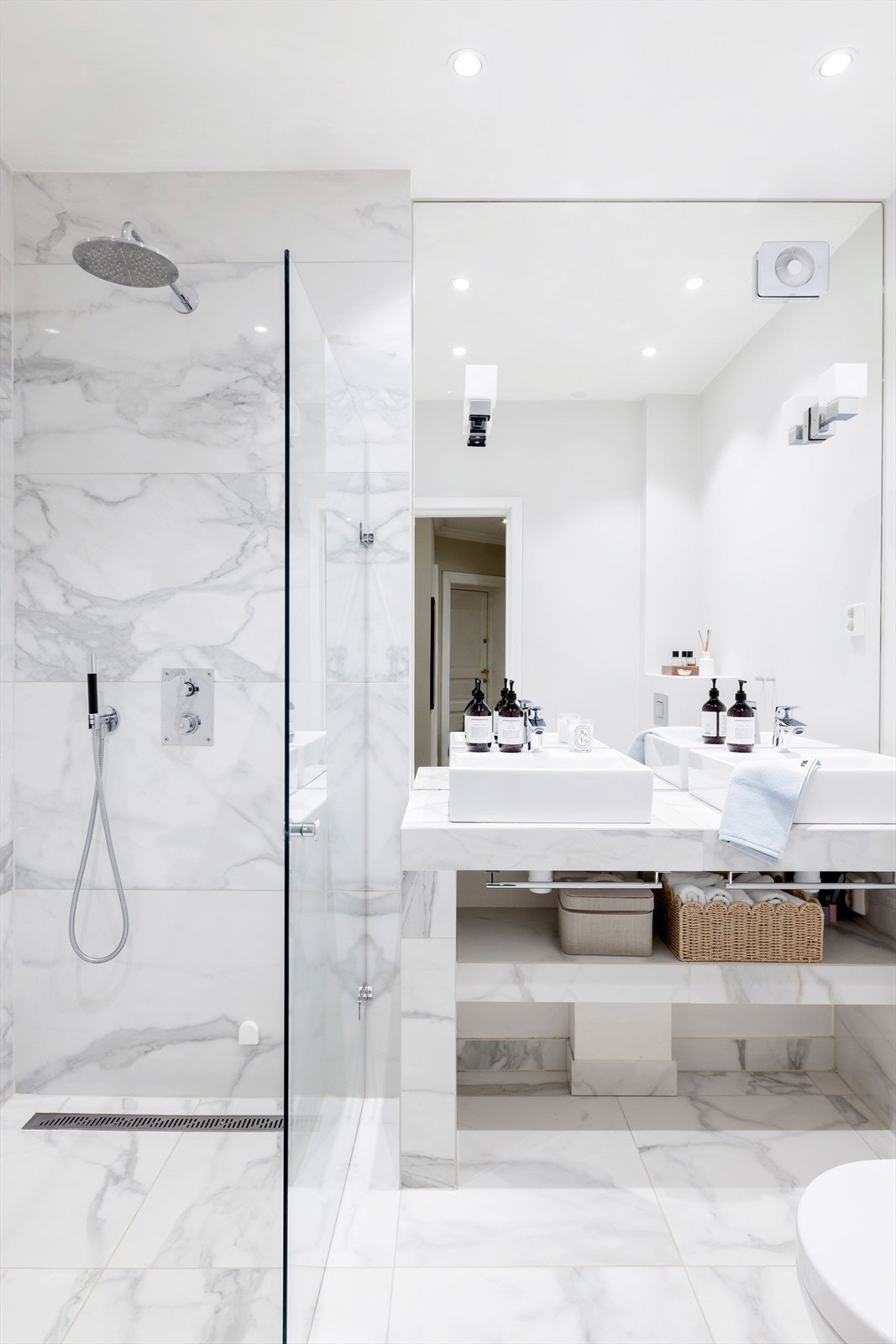 Flislagte overflater i dusjsone og sparklet og malte plater for øvrig. Galleribilde