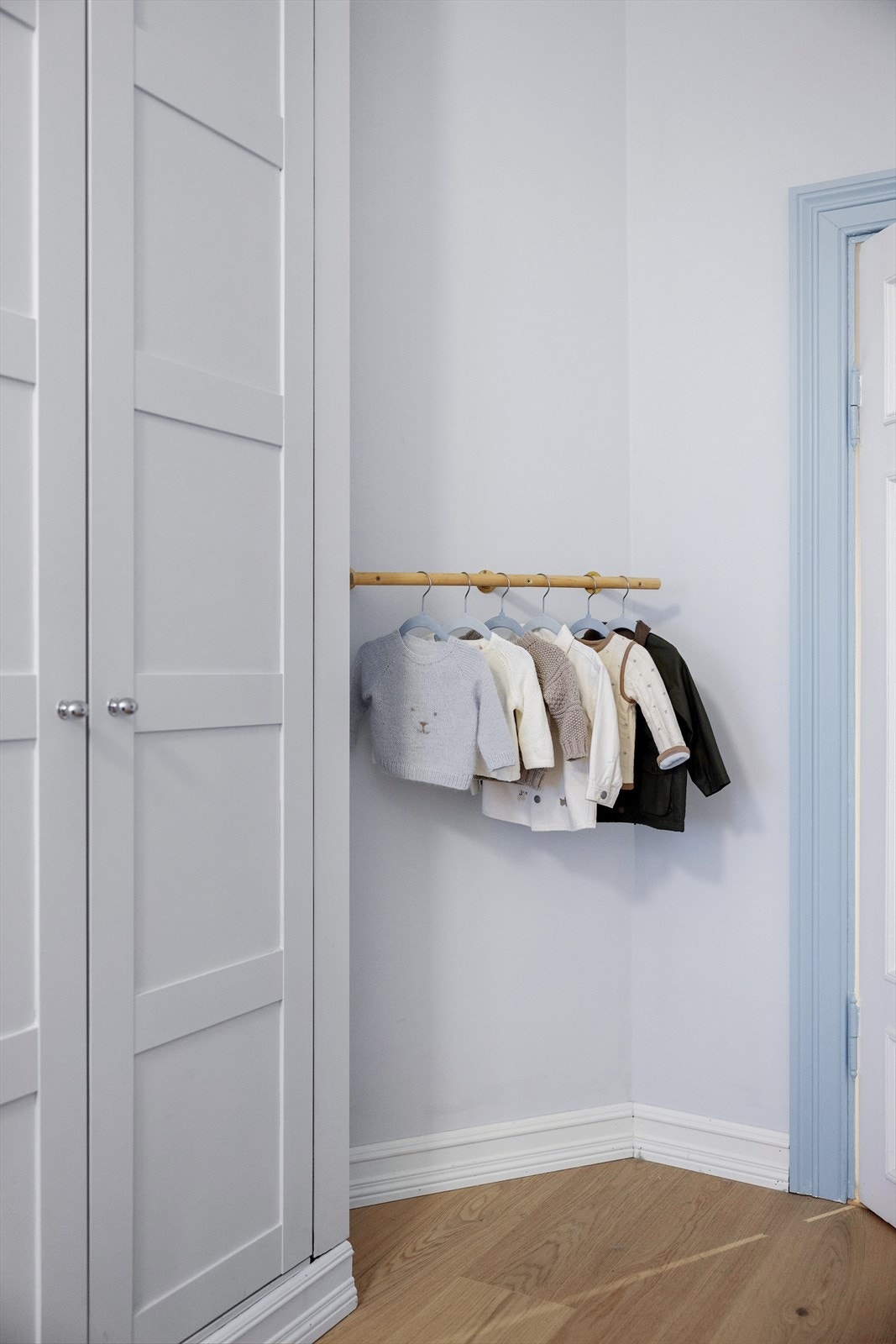 Gode oppbevaringsmuligheter med innebygde garderobeskap. Galleribilde