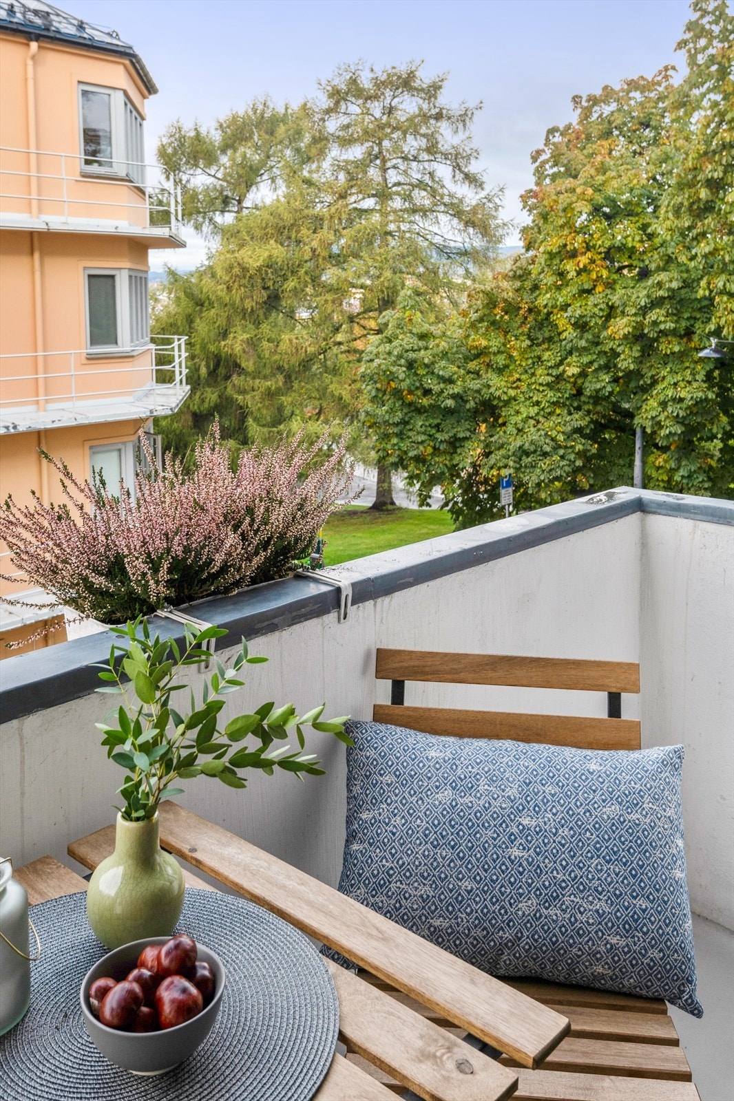 Her kan du nyte late sommerdager med utsyn til koselige Kampen park. Galleribilde