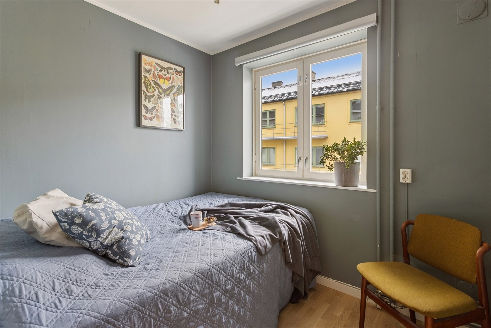 Oppholdsrommet har mye naturlig lysinnslipp fra store vindusflater. Galleribilde