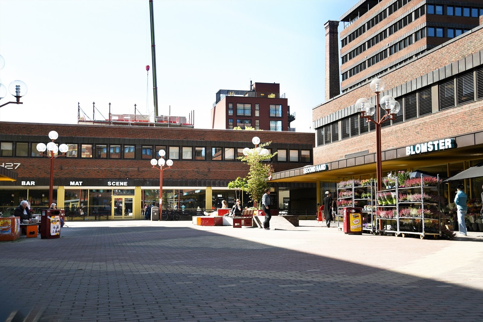 Tøyen torg med fullt av butikker, kafeer, restauranter og T-bane. Galleribilde