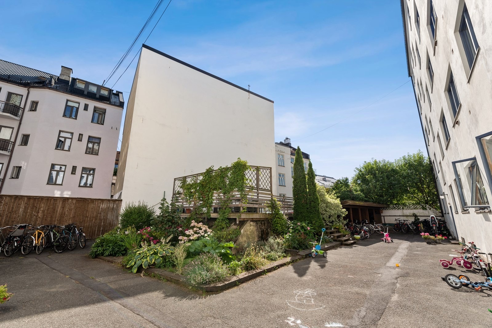 Aksjelaget har felles bakgård med sykkelparkering og diverse beplantning. Galleribilde