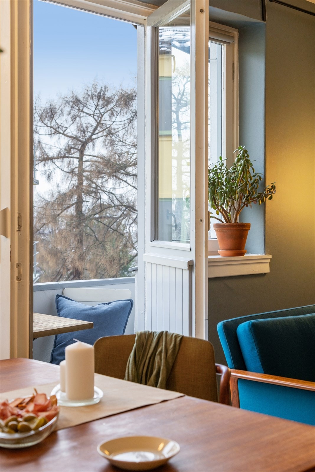 De doble balkongdørene gir en forlengelse av stuen i sommerhalvåret. Galleribilde