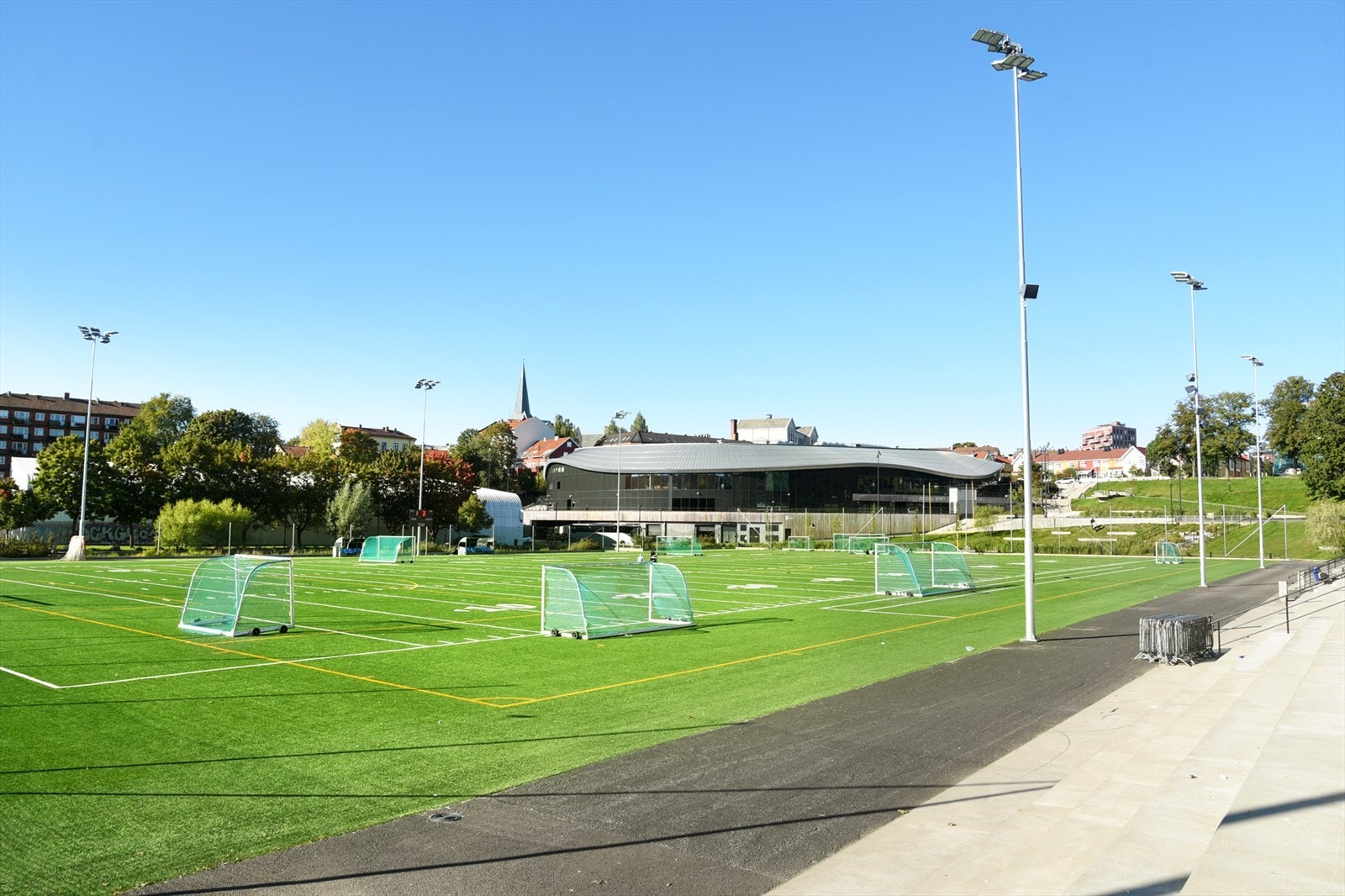 Nedenfor kampen finner du Jordal idrettspark her er det blant annet ishockeyhall, amerikanskfotball og fotball. Galleribilde