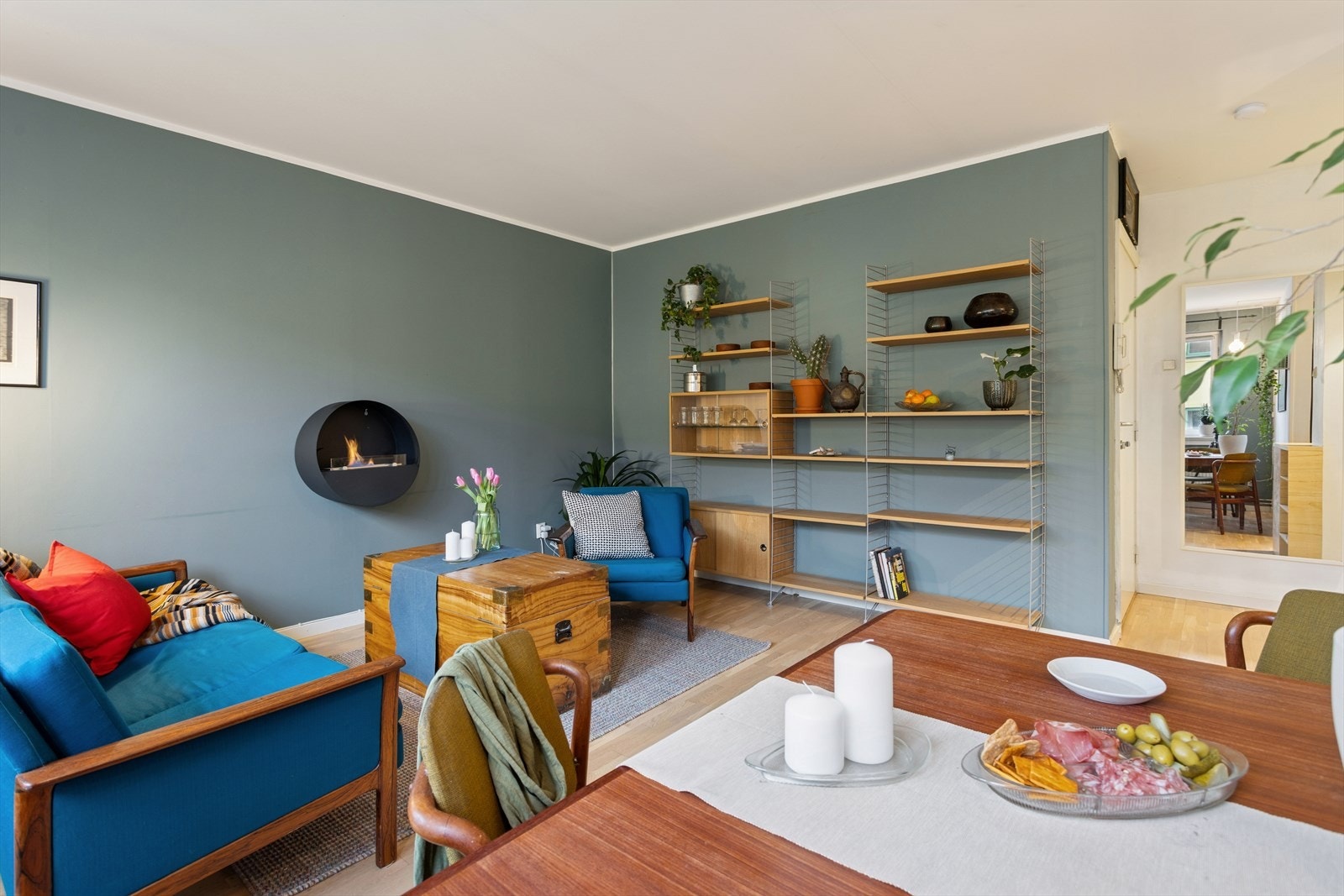 Hylleløsningen i stuen gir ekstra lagringsplass. Galleribilde