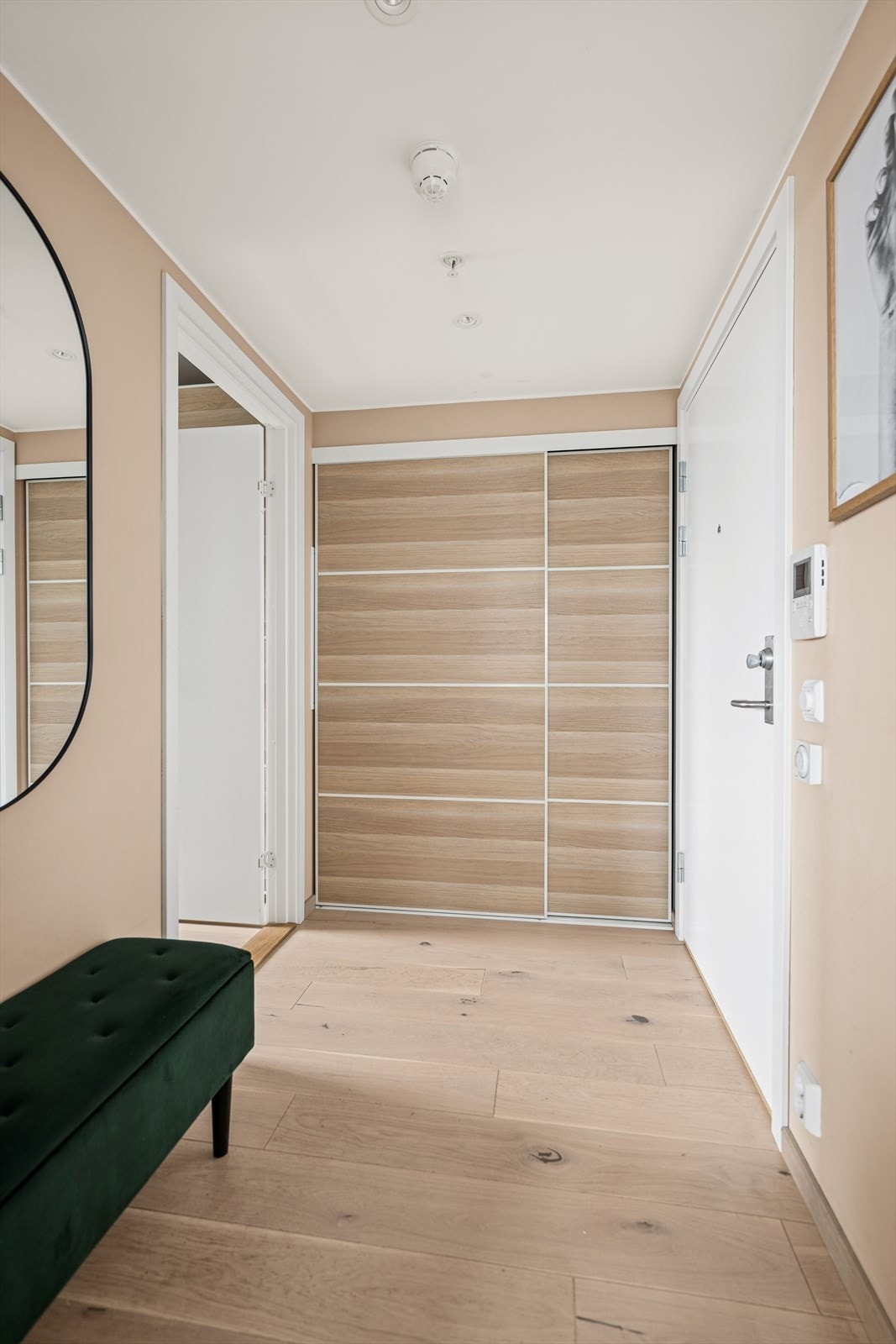 Entreen er utstyrt med en romslig skyvedørsgarderobe som er perfekt for oppbevaring av sko og yttertøy Galleribilde