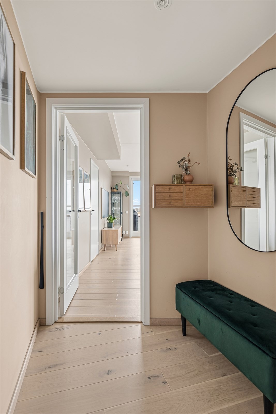 Fra entreen kommer du inn til leilighetens øvrige rom Galleribilde