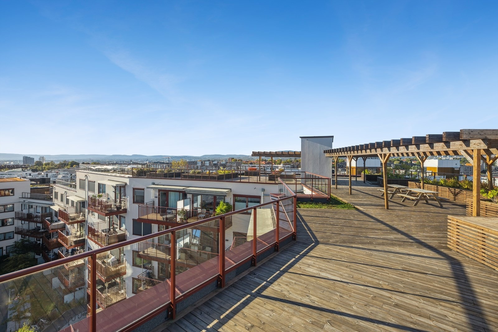 Som beboer har du i tillegg tilgang til sameiets felles takterrasse, hvor du har en fantastisk utsikt over Oslo by og fjord! Galleribilde
