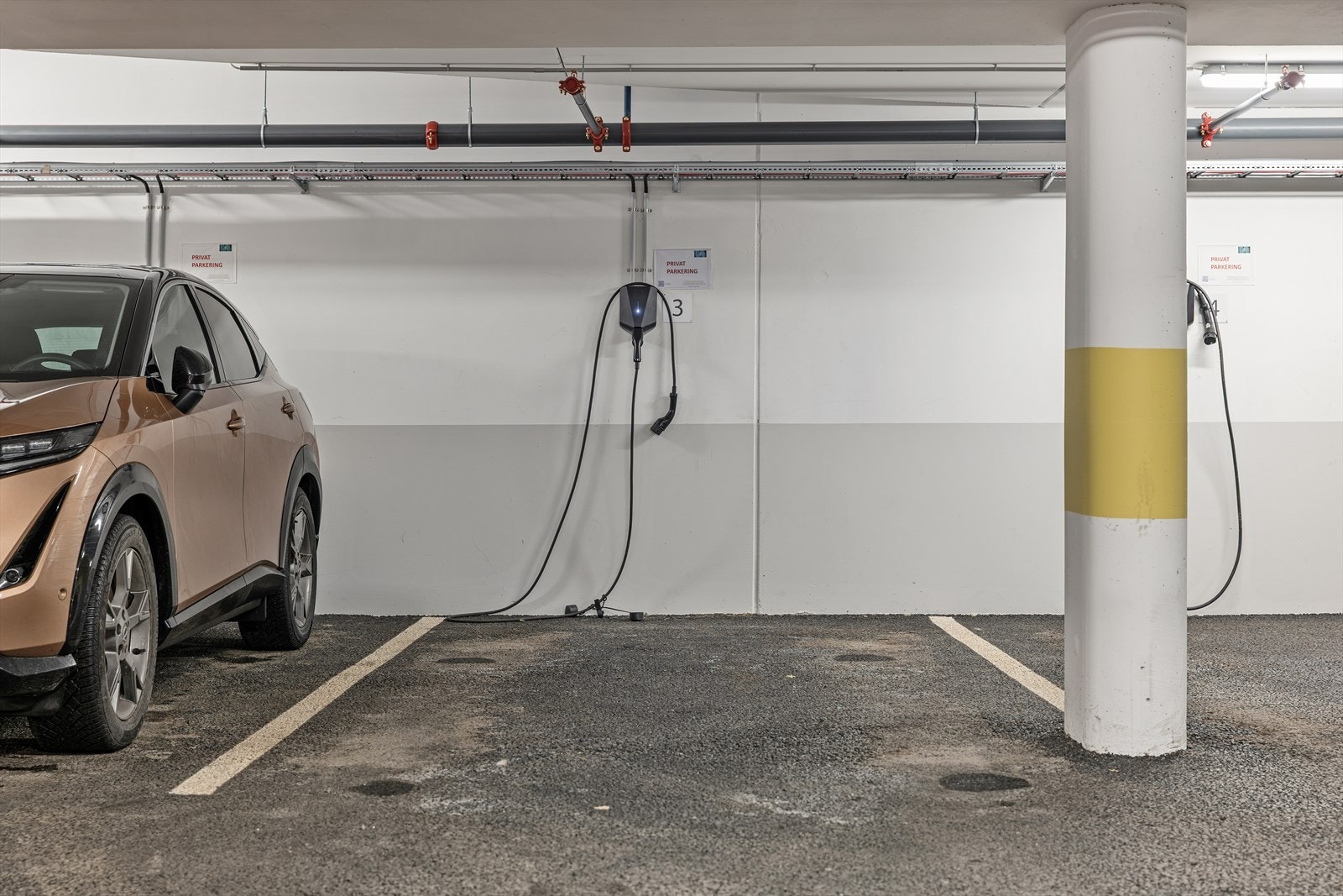 Garasjerplass i opppvarmet garasjeanlegg følger med. Denne er utstyrt med elbil lader Galleribilde