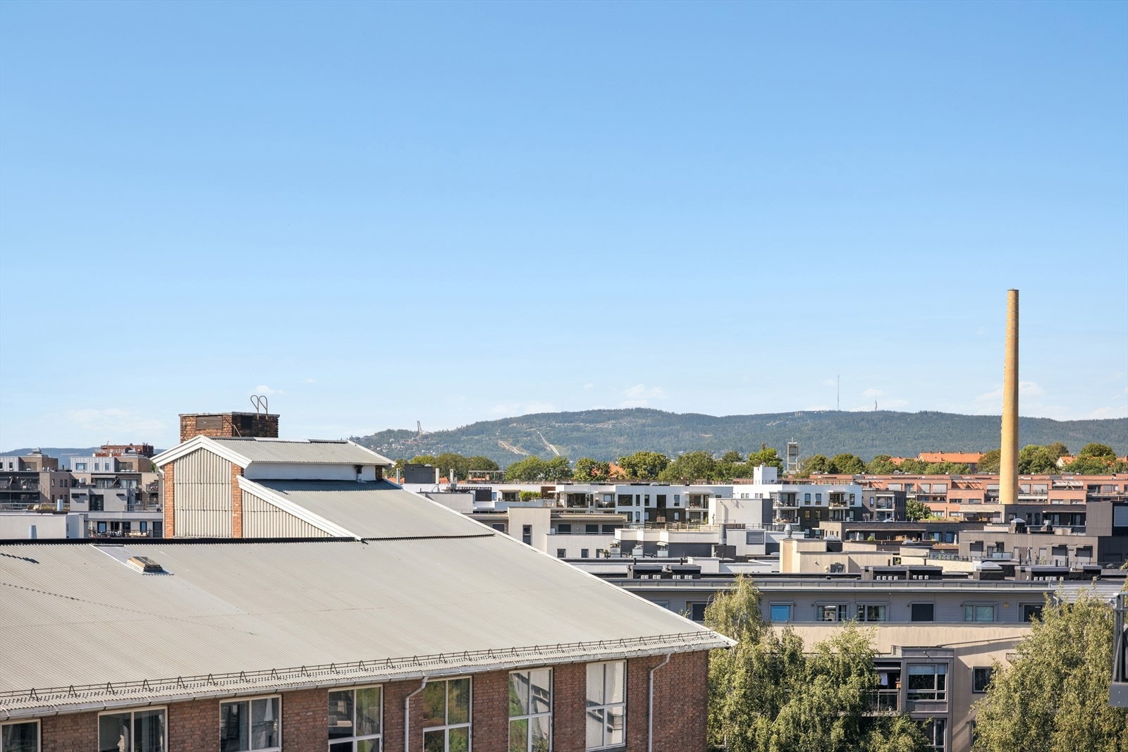 På balkongen kan du nyte en panoramautsikt helt opp til Holmenkollen. Galleribilde