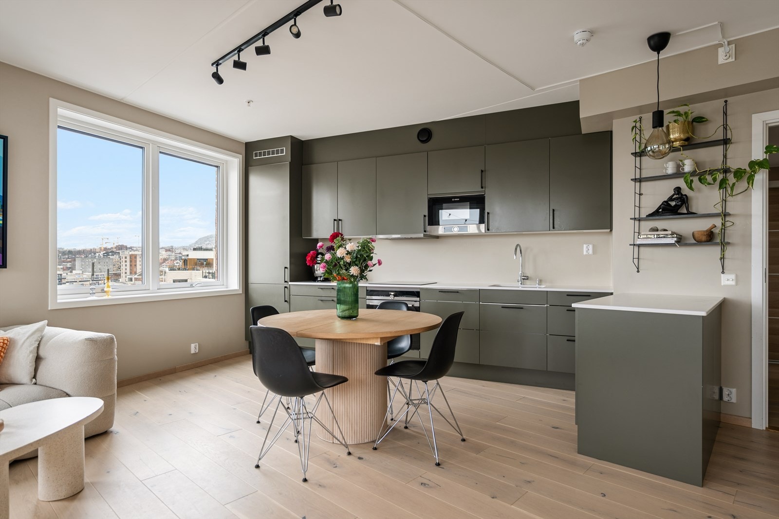 Kompositt benkepalte med underlimt oppvaskkum og nedfelt induksjon koketopp gjør renholdet svært enkelt Galleribilde