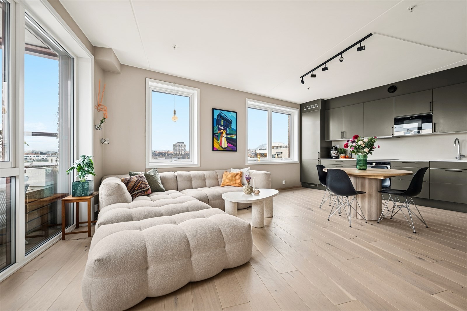 Leilighetens hjørneplassering sørger for at du har sol inn nesten hele dagen Galleribilde