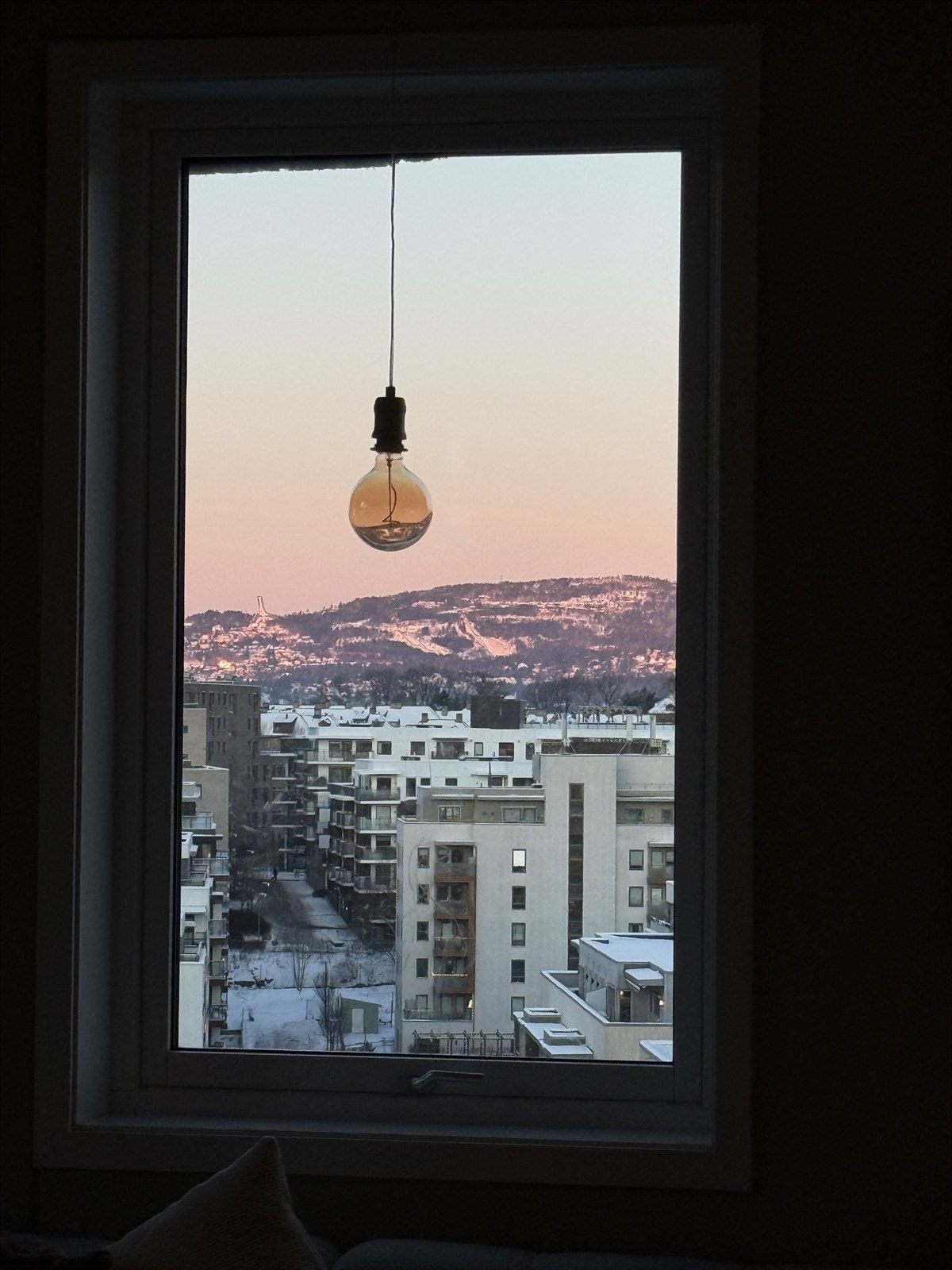 Fra sofakroken kan du nyte den fantastiske utsikten hele veien mot Holmenkollen og Tryvann Galleribilde