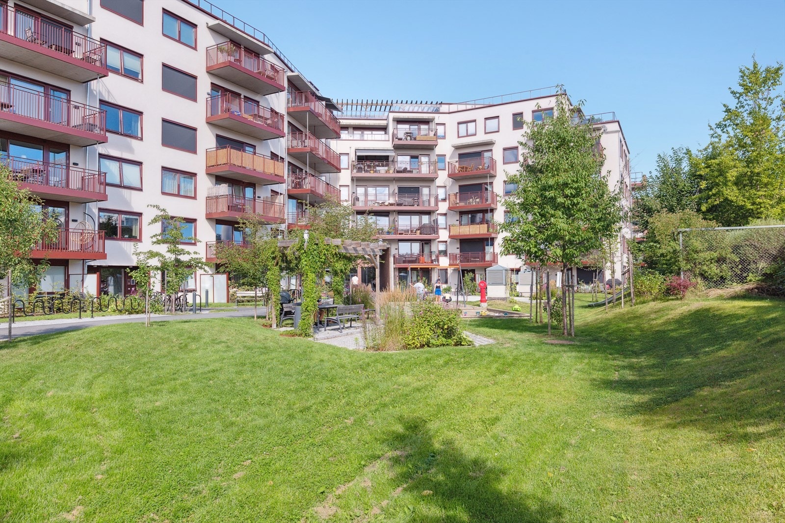 Her bor man sentralt, men samtidig rolig og tilbaketrukket, med flotte grøntområder, tur- og sykkelstier, kaféer, restauranter og butikker rett i nærheten. Galleribilde