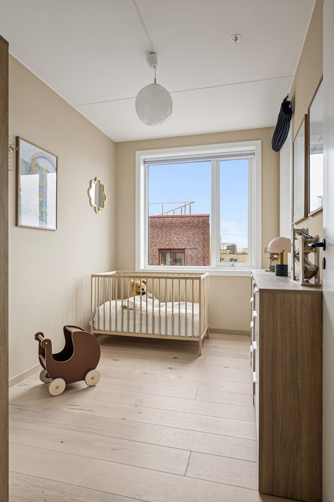 Her har du plass til seng og øvrig oppbevaring Galleribilde