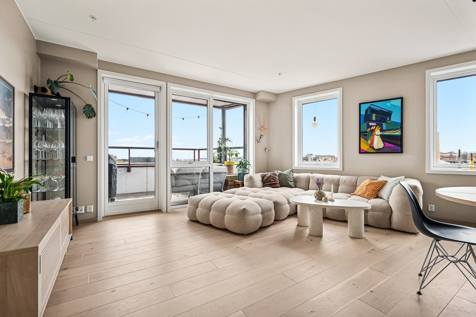 Leiligheten oppleves svært lys og luftig takket være lysinnslipp fra flere sider Galleribilde