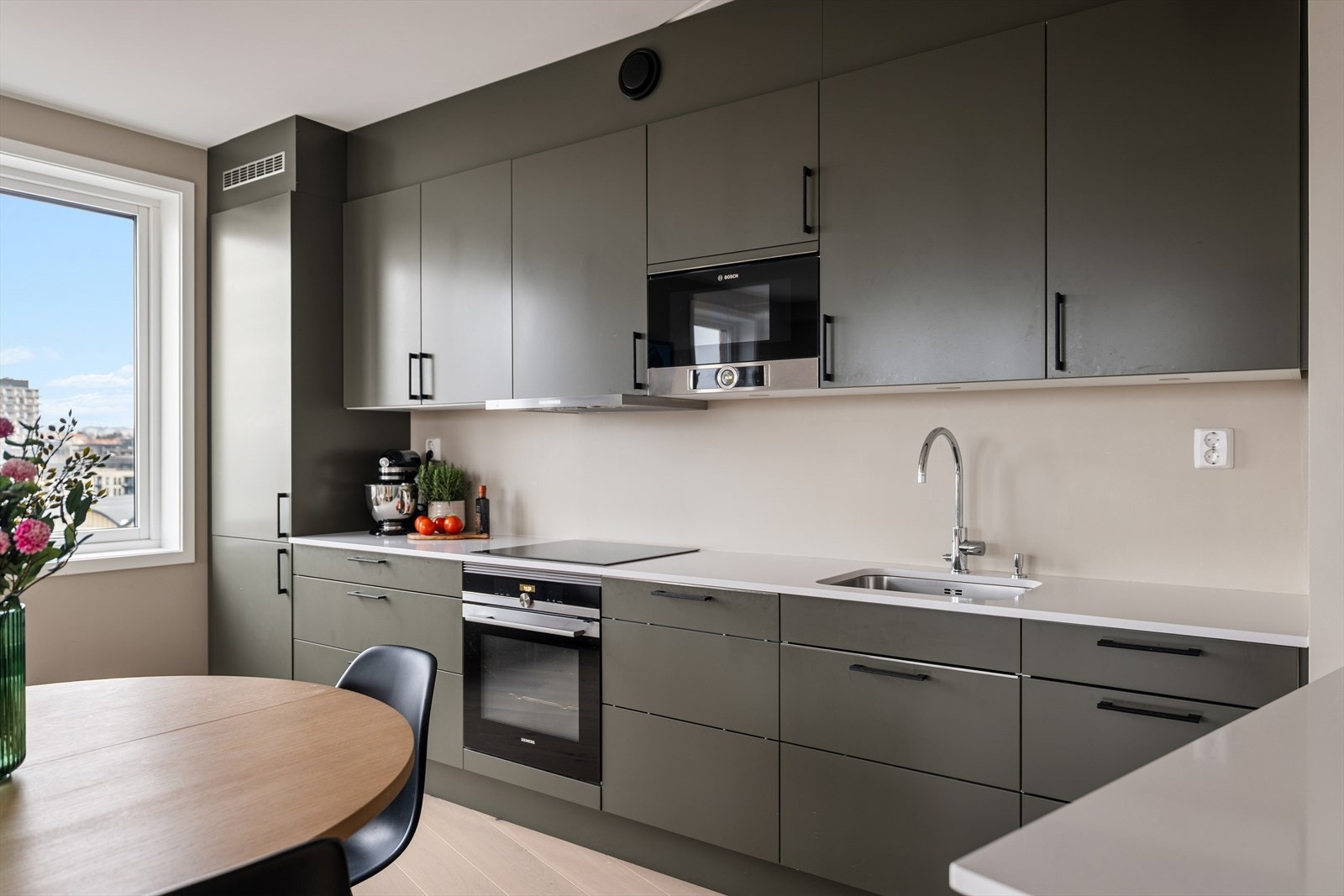 Sigdal kjøkkeninnredning med fabrikklakkerte fronter og kompositt benkeplate Galleribilde