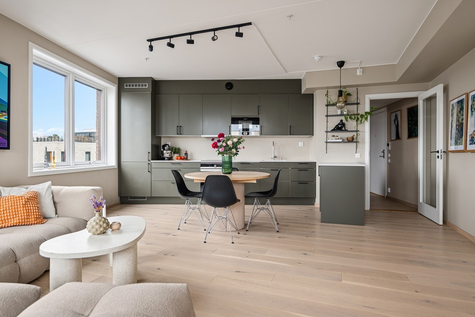 Kjøkkenet er utstyrt med integrert ovn, mikro, kjøl/frys og oppvaskmaskin Galleribilde