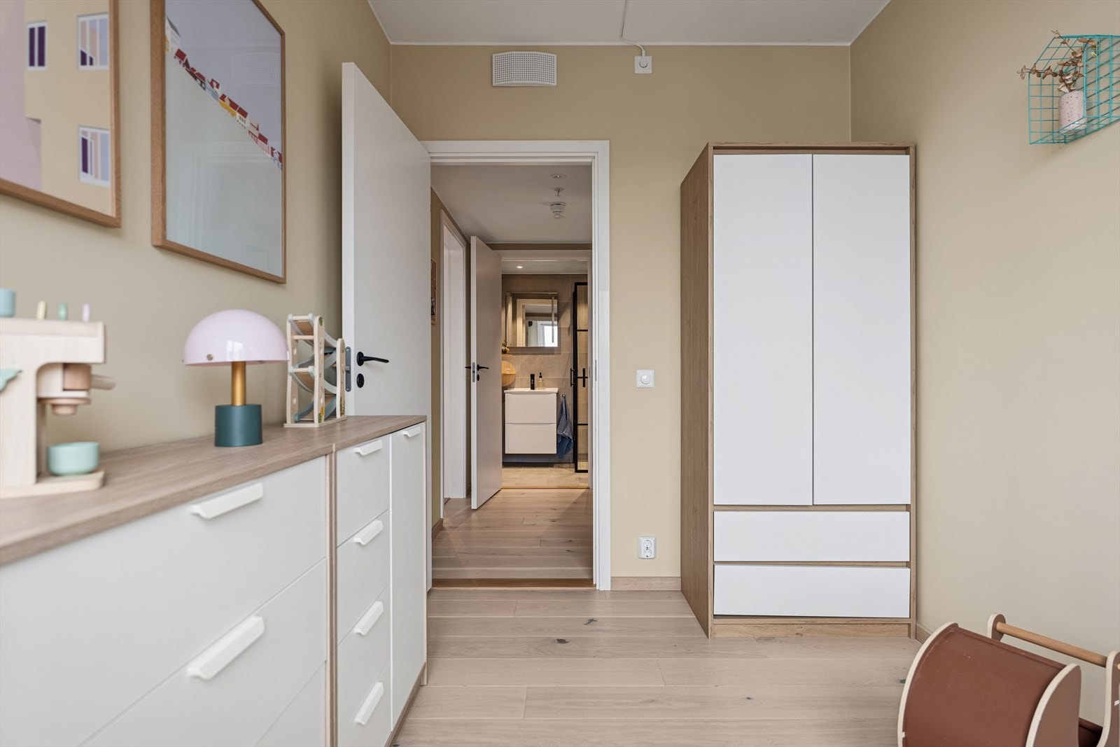 Rommet er malt i behagelige fargetoner og oppfyller alle krav til hva du trenger plass til på et barnerom/gjesterom Galleribilde