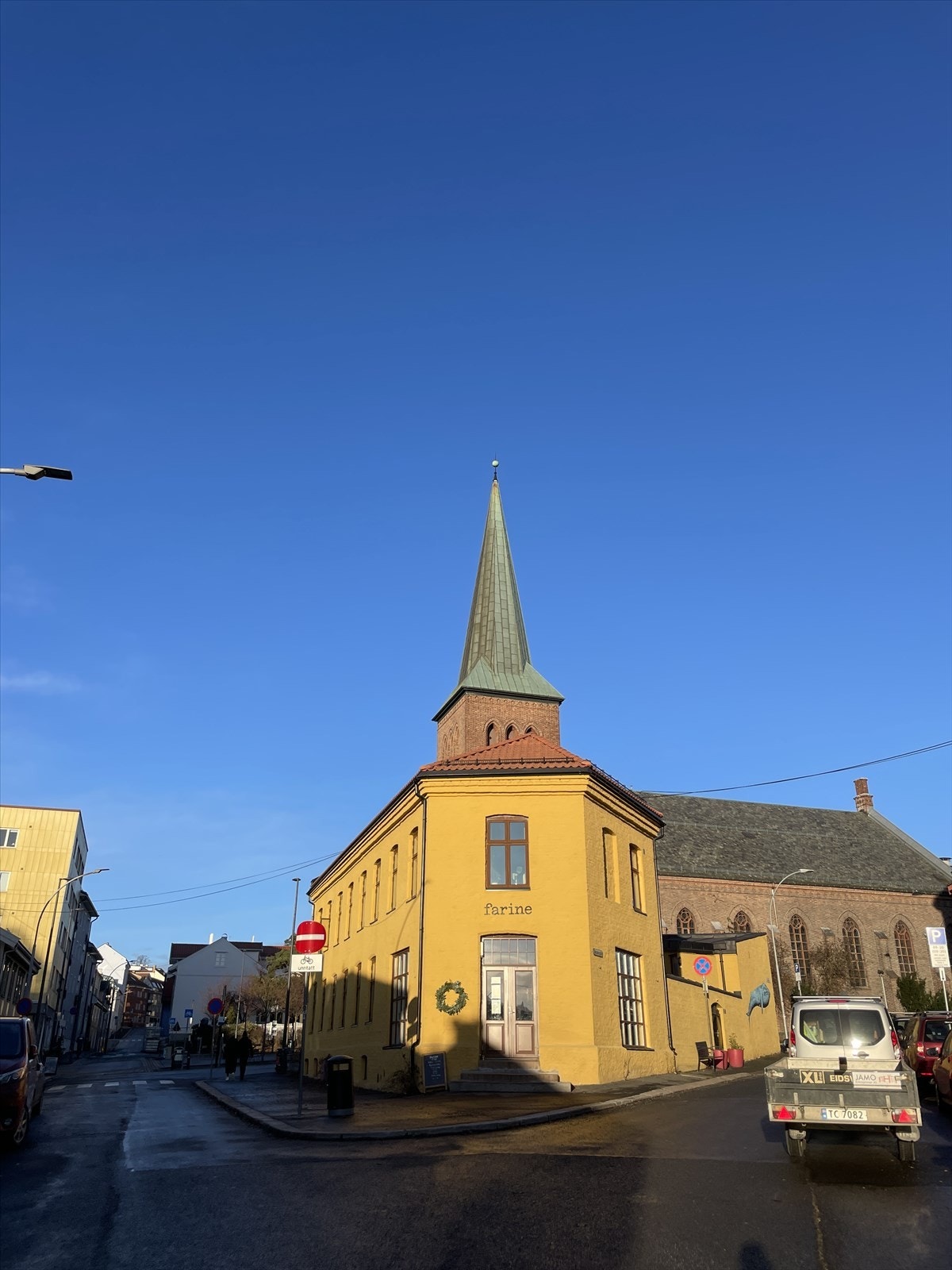 Farine serverer brød og boller på surdeig, kaker og enkle frokost- og lunsjretter. Alt laget fra bunnen av i eget bakeri og kjøkken med økologiske råvarer. Galleribilde