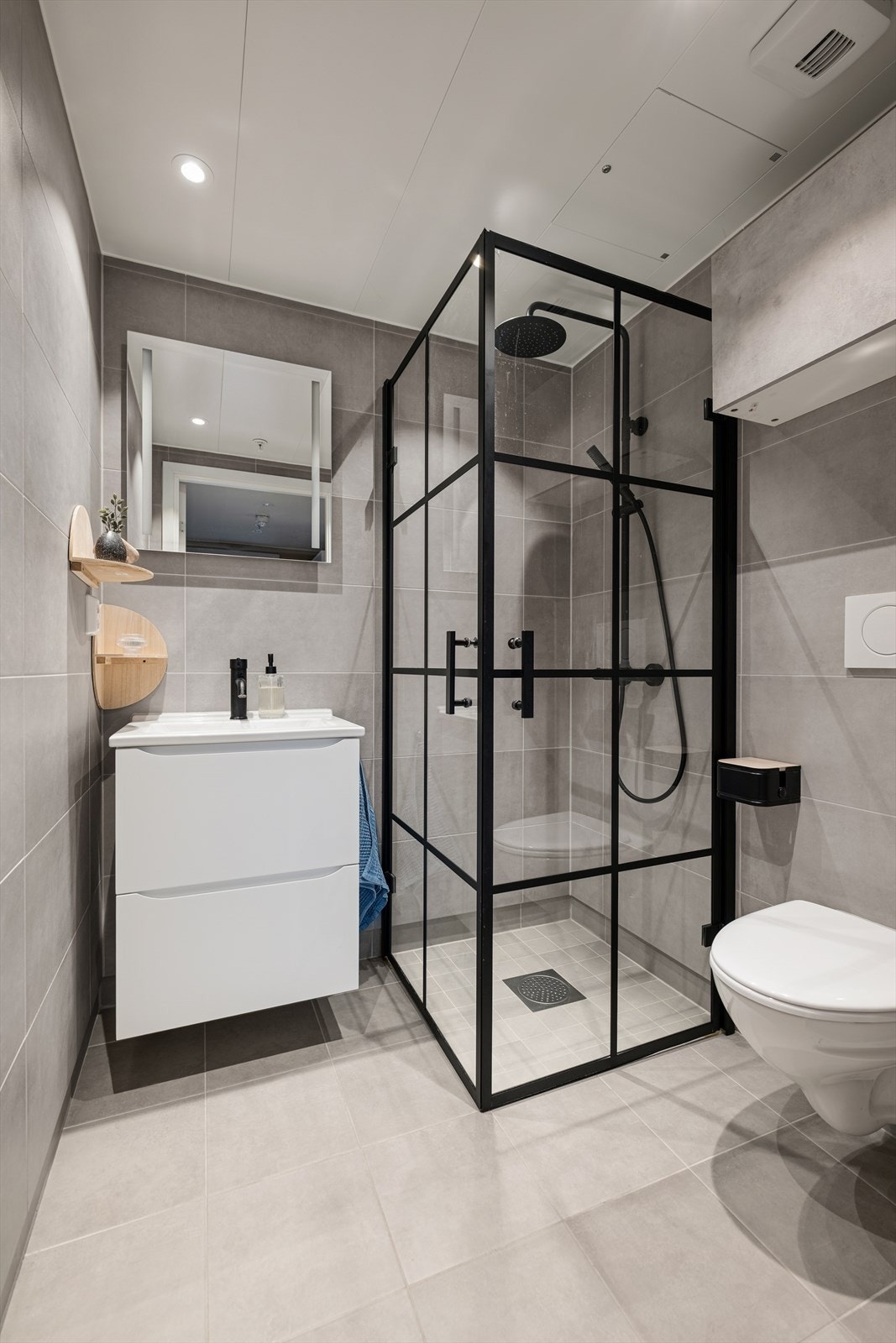 Leiligheten er utstyrt med to bad. Dusj med dusjvegger, vegghengt toalett og servant med skuffeseksjon Galleribilde