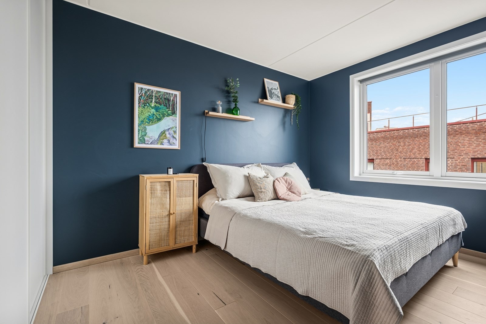 Hovedsoverommet er av god størrelse. Her er det plass til stor seng og nattbord på begge sider Galleribilde