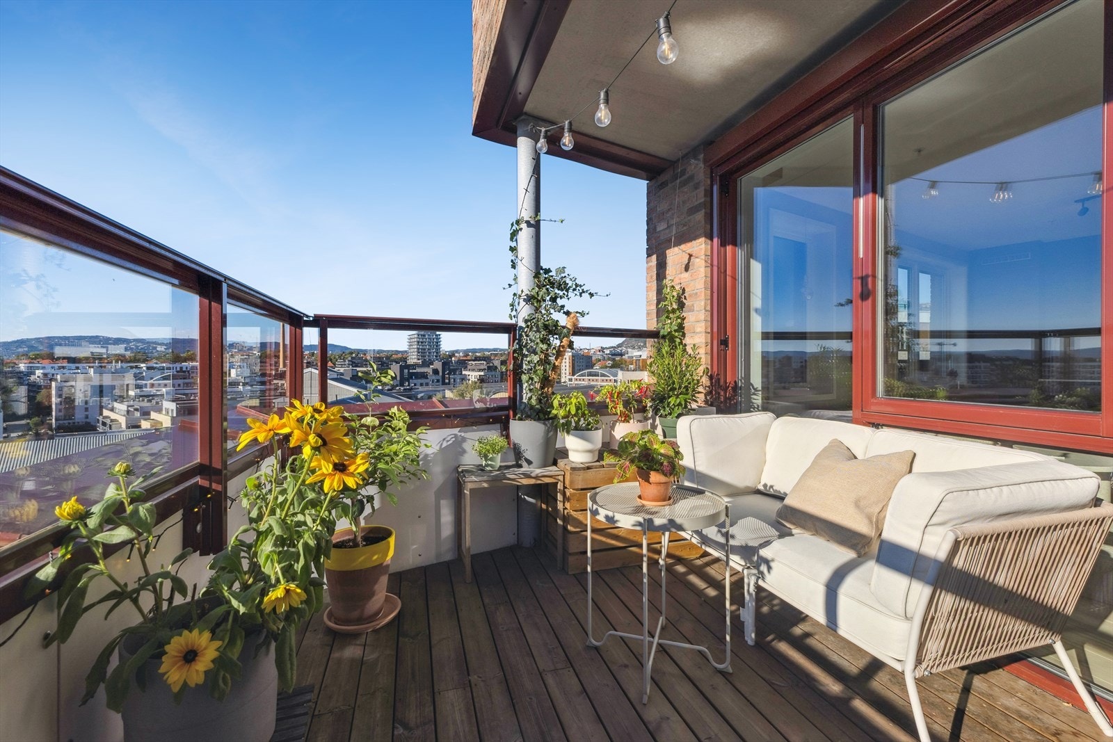 På balkongen er det god plass til sittegruppe og grill Galleribilde