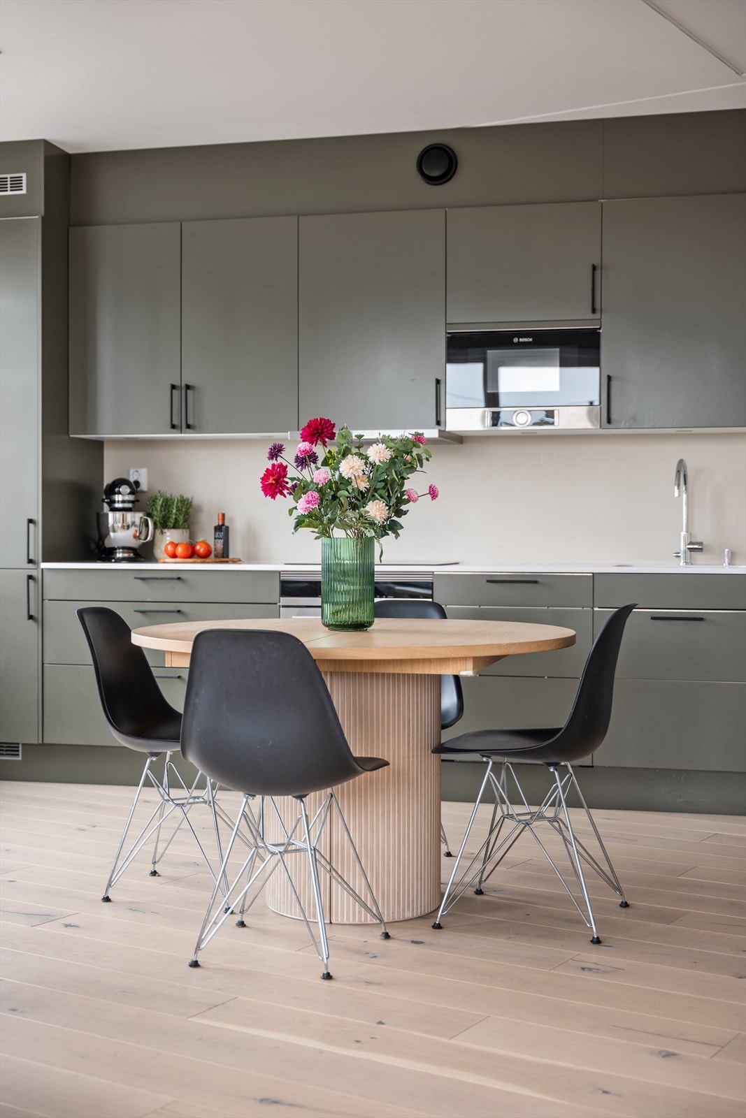 På kjøkkenet er det plass til spisebord hvor du kan invitere venner og familie til lystige lag Galleribilde