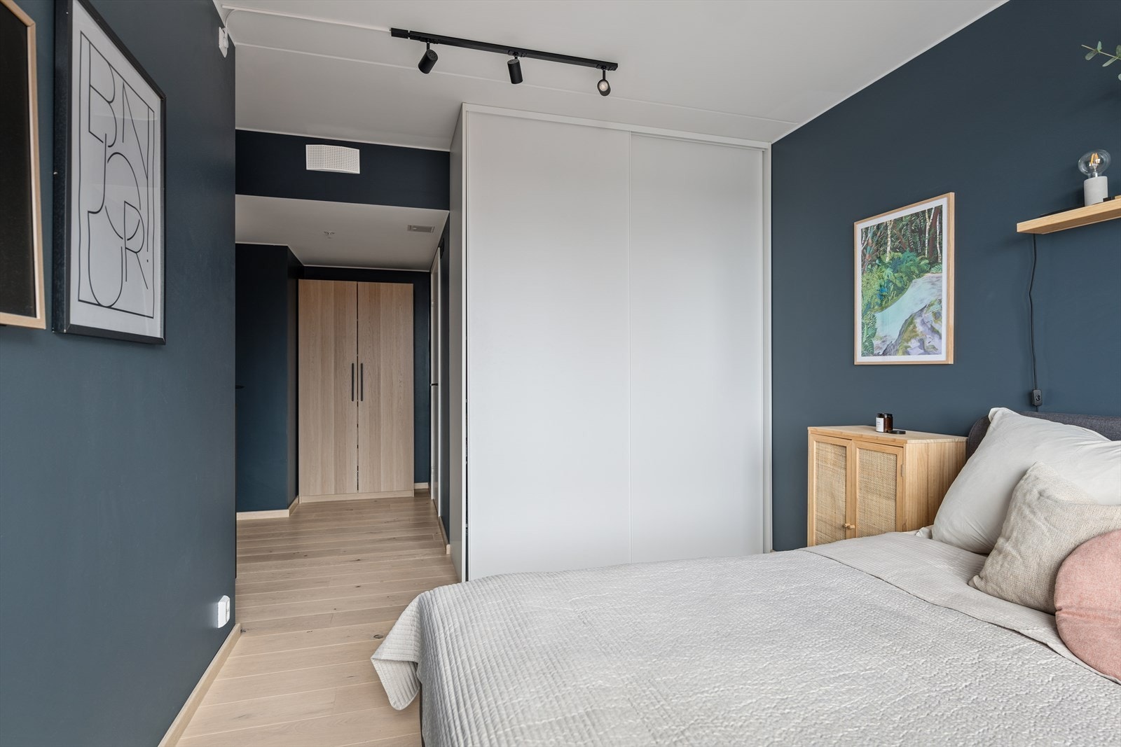 På hovedsoverommet er det rikelig med oppbevaringsmuligheter i den plassbygde skyvedørsgarderoben Galleribilde