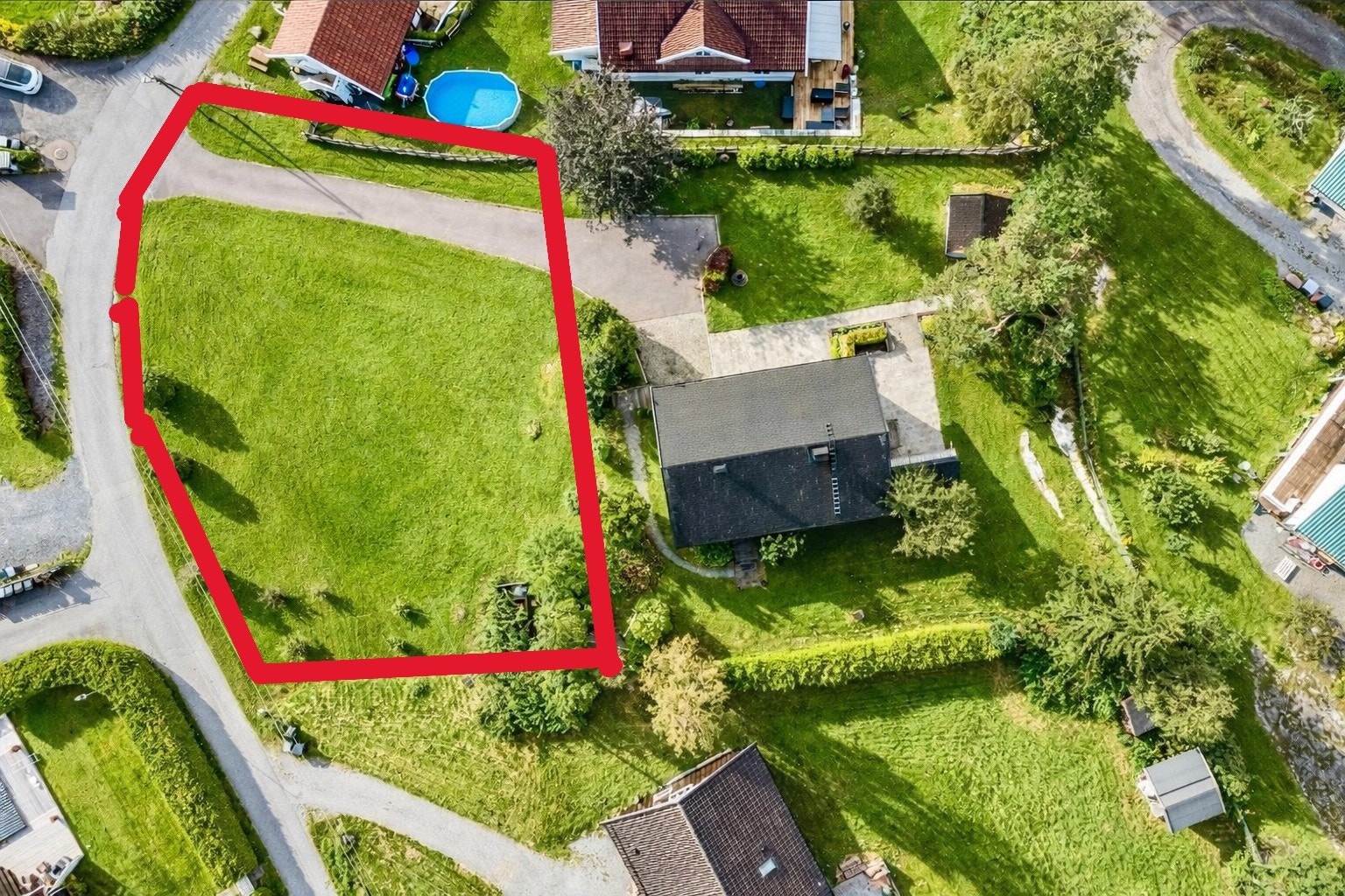 En håndtegnet illustrasjon av tomten. Se grunnkart for nøyaktige tomtegrenser. Denne illustrasjonen er kun for å vise hvordan tomten ser ut i dagens omgivelser, og uten garasjen som befinner seg på eiendommen i dag. Galleribilde