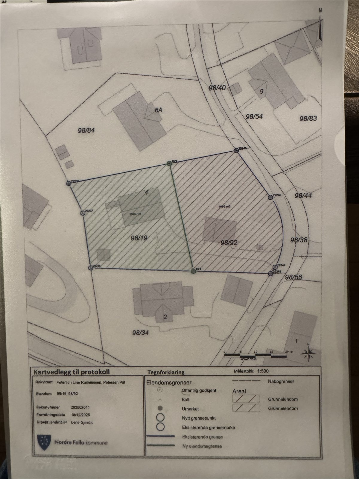 Det er gnr. 98/bnr. 92 som selges. Hjemmelshaver til eiendommen er også hjemmelshaver til naboeiendommen med gnr. 98/bnr. 19. Galleribilde