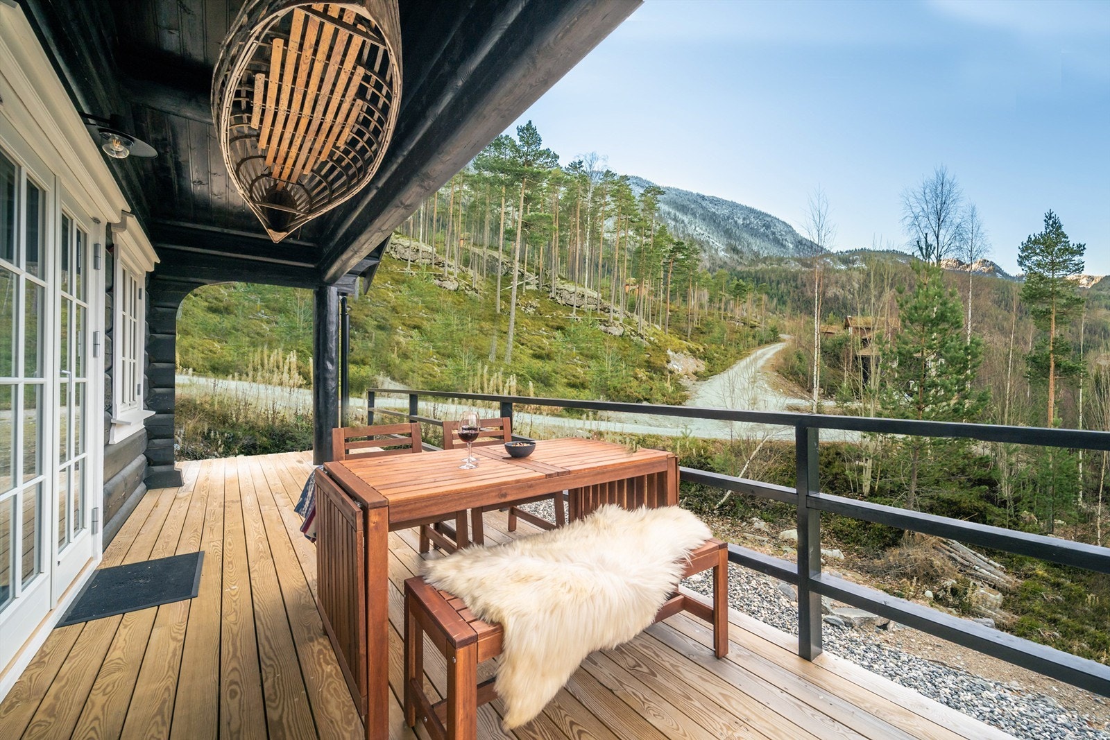 Nydelig uteplass hvor man kan nyte utsikt, ro og gode solforhold (selgers arkivbilde) Galleribilde