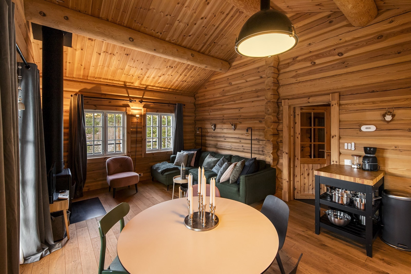 Det er god plass til både spisestuen og salong i stuen Galleribilde