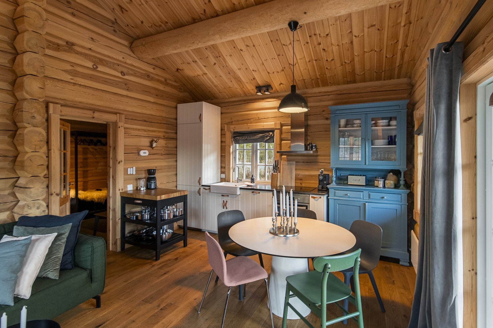 Praktisk med mobil kjøkkenøy, slik at den kan flyttes i forhold til ønsket bruk Galleribilde