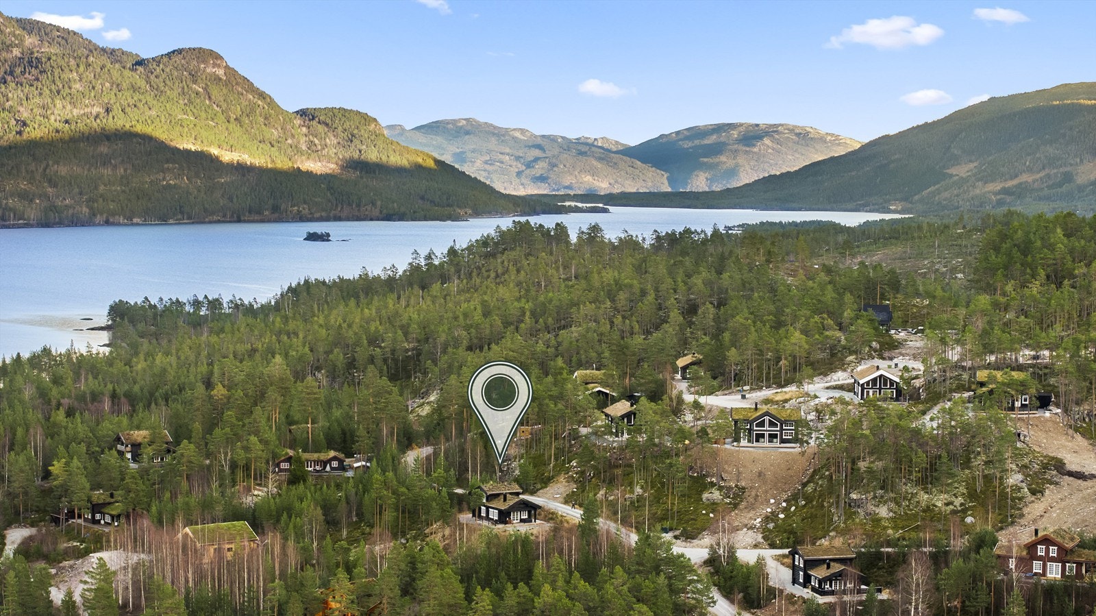 Hytten er merket i bilde for å illustrere hvor nært til vann og natur man ligger Galleribilde