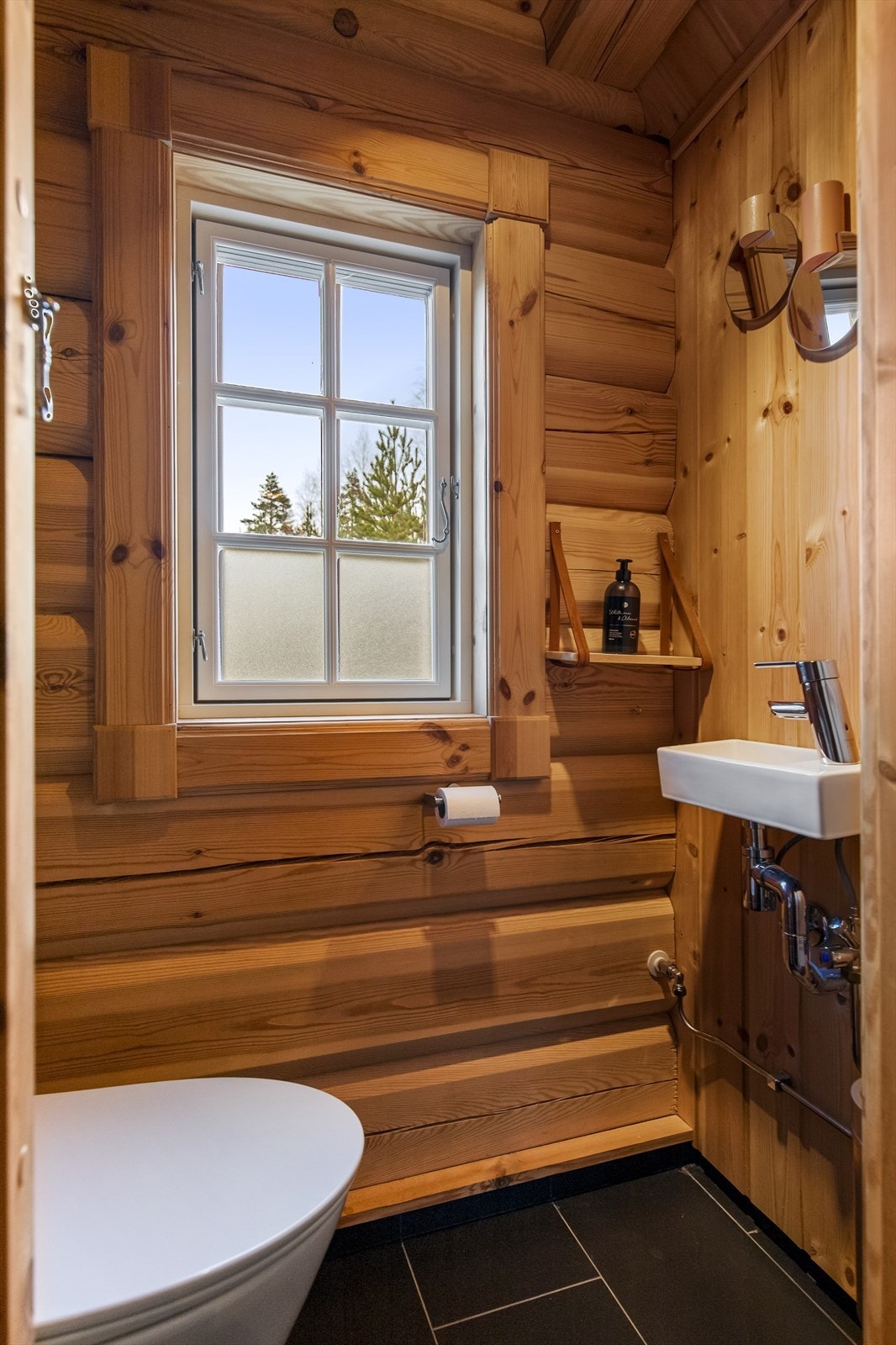 Praktisk løsning med separat toalettrom. Varmekabler i gulv Galleribilde