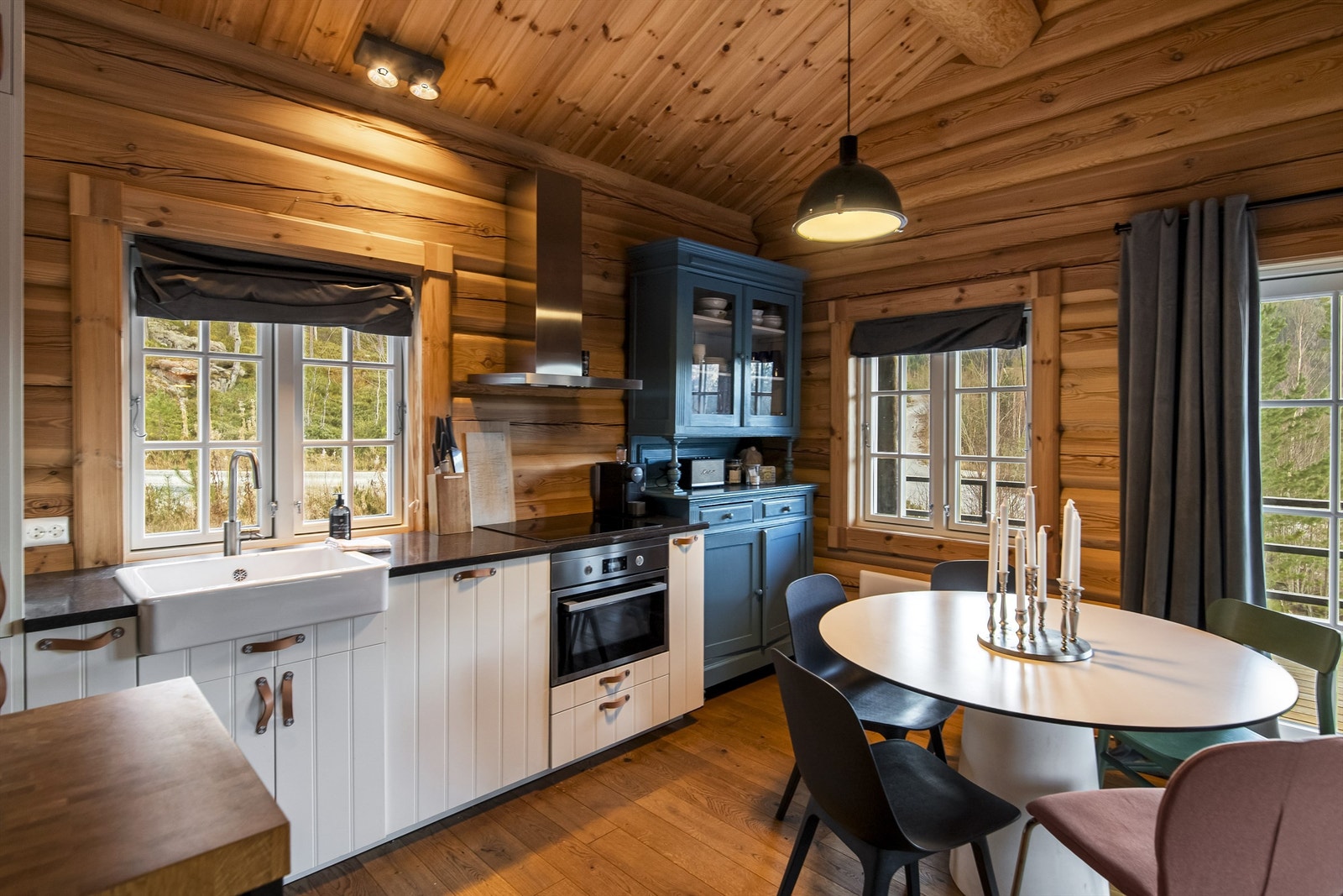 Pent kjøkken med hvitprofilerte fronter Galleribilde