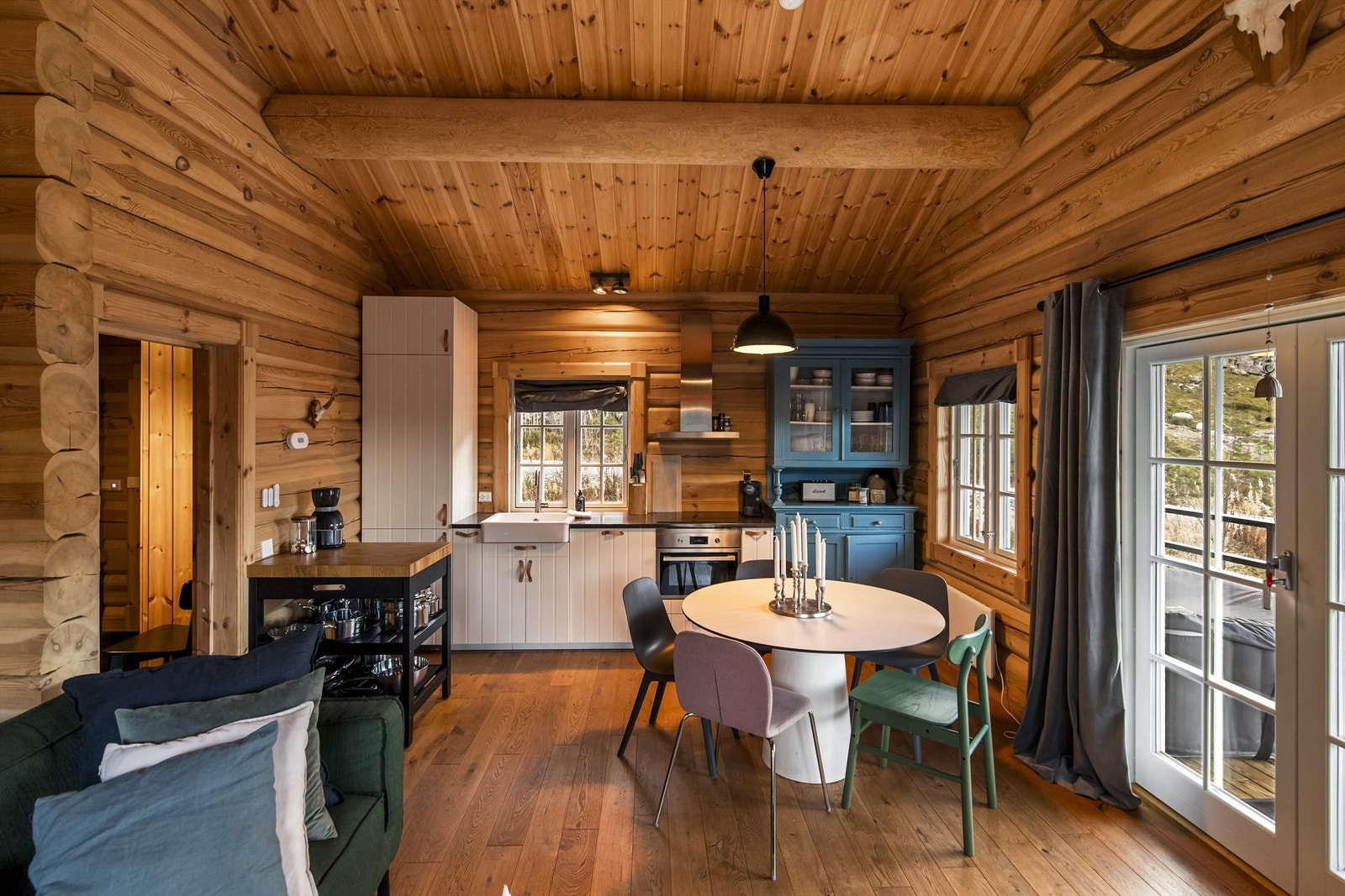 Kjøkkenet er innredet med integrert kjøl&frys, oppvaskmaskin, koketopp, ventilator og stekeovn Galleribilde