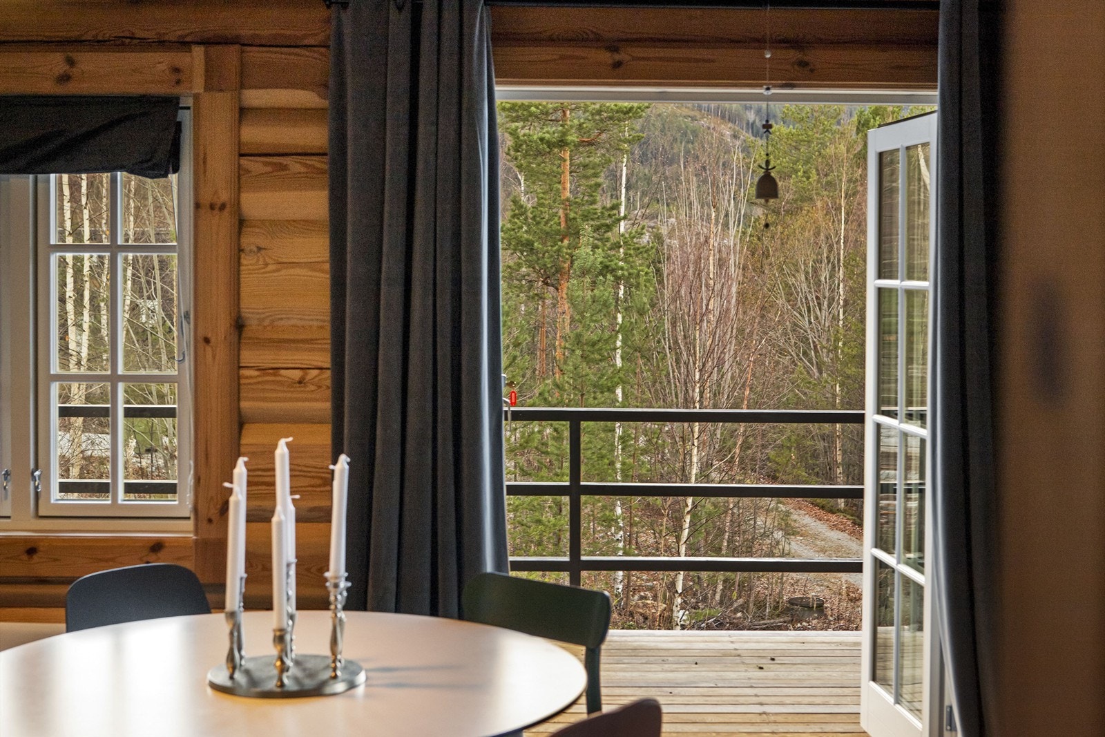 Utgang til deilig veranda fra stuen Galleribilde