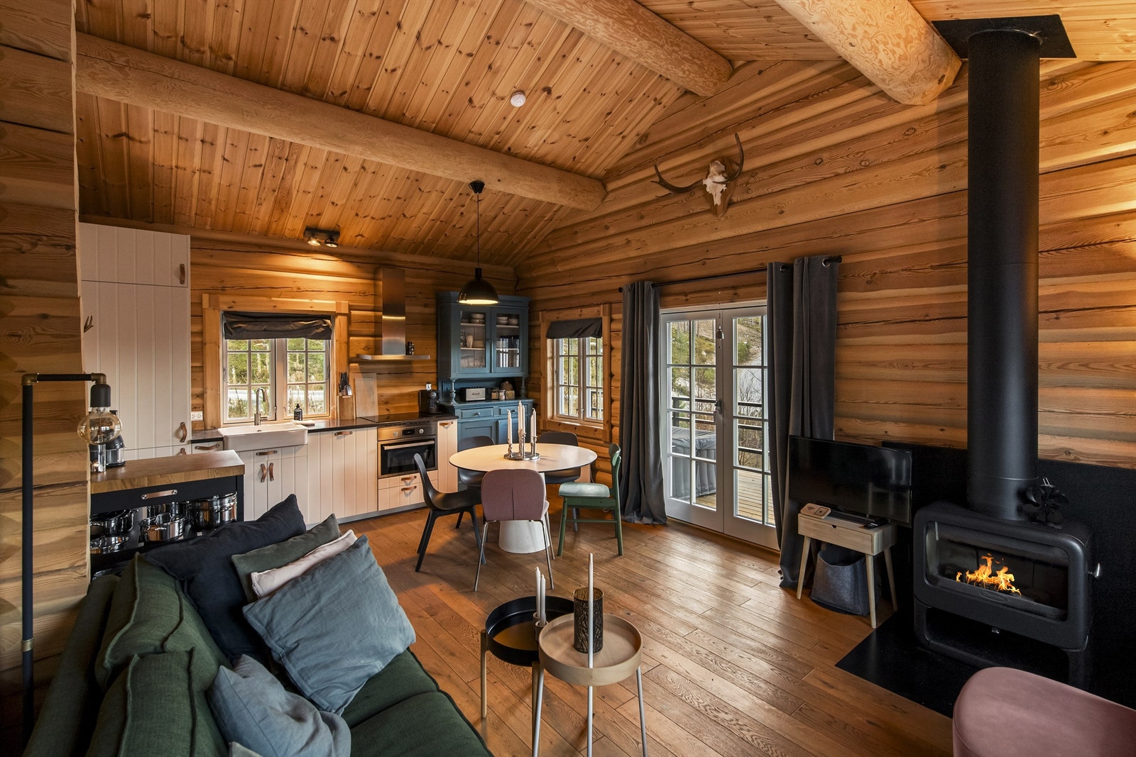 Koselig oppholdsrom med åpen løsning Galleribilde