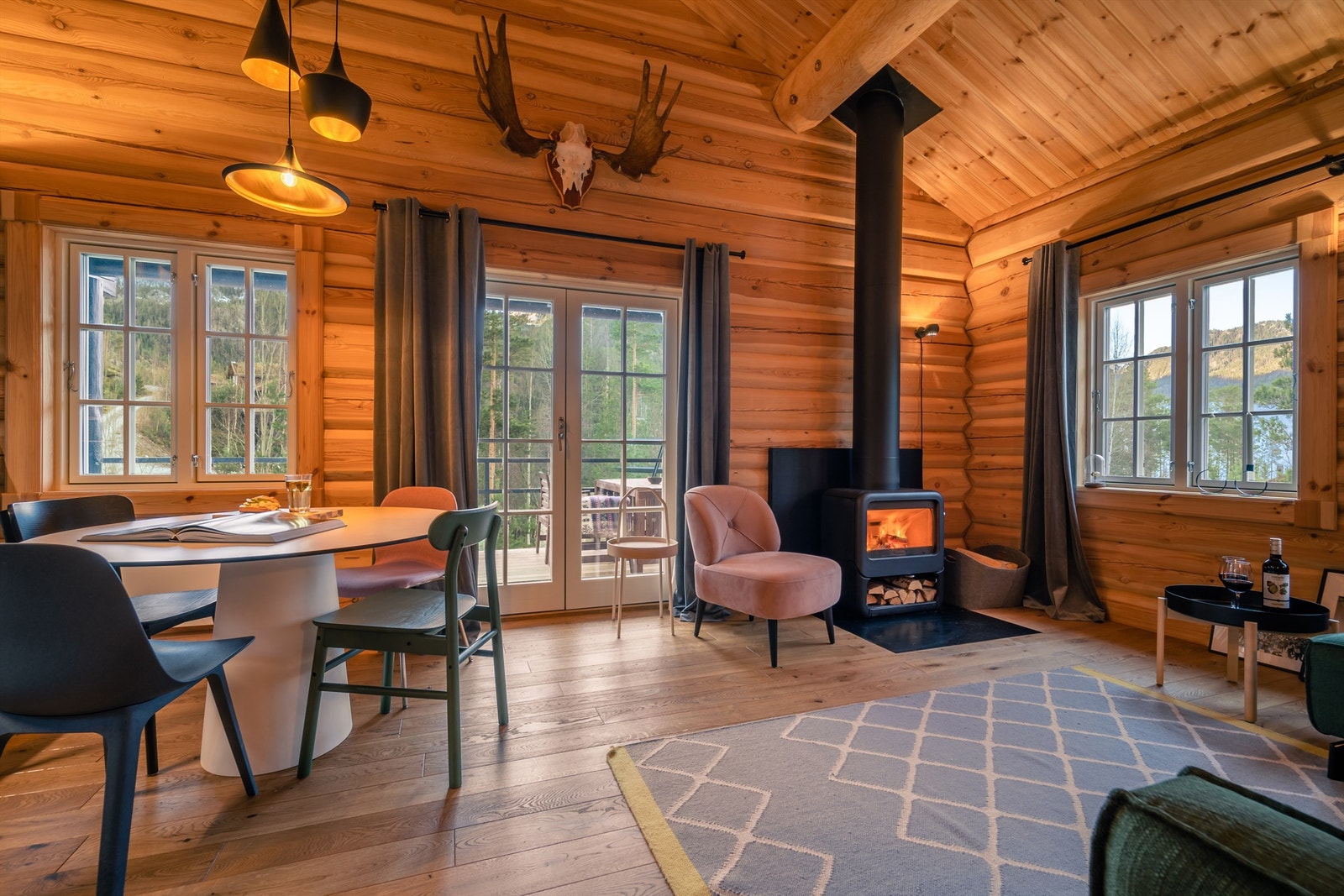 Gode lysforhold i stuen (selgers arkivbilde) Galleribilde